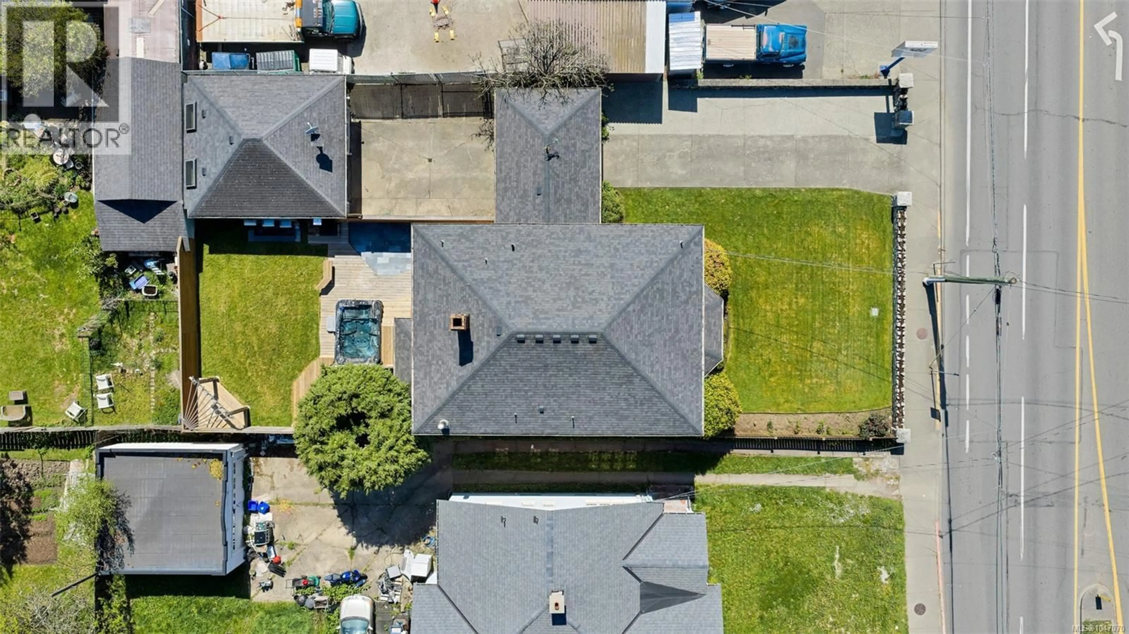 A pic from outside/outdoor area/front of a property/back of a property/a pic from drone, unknown for 3107 QUADRA STREET, Victoria British Columbia V8X1E9