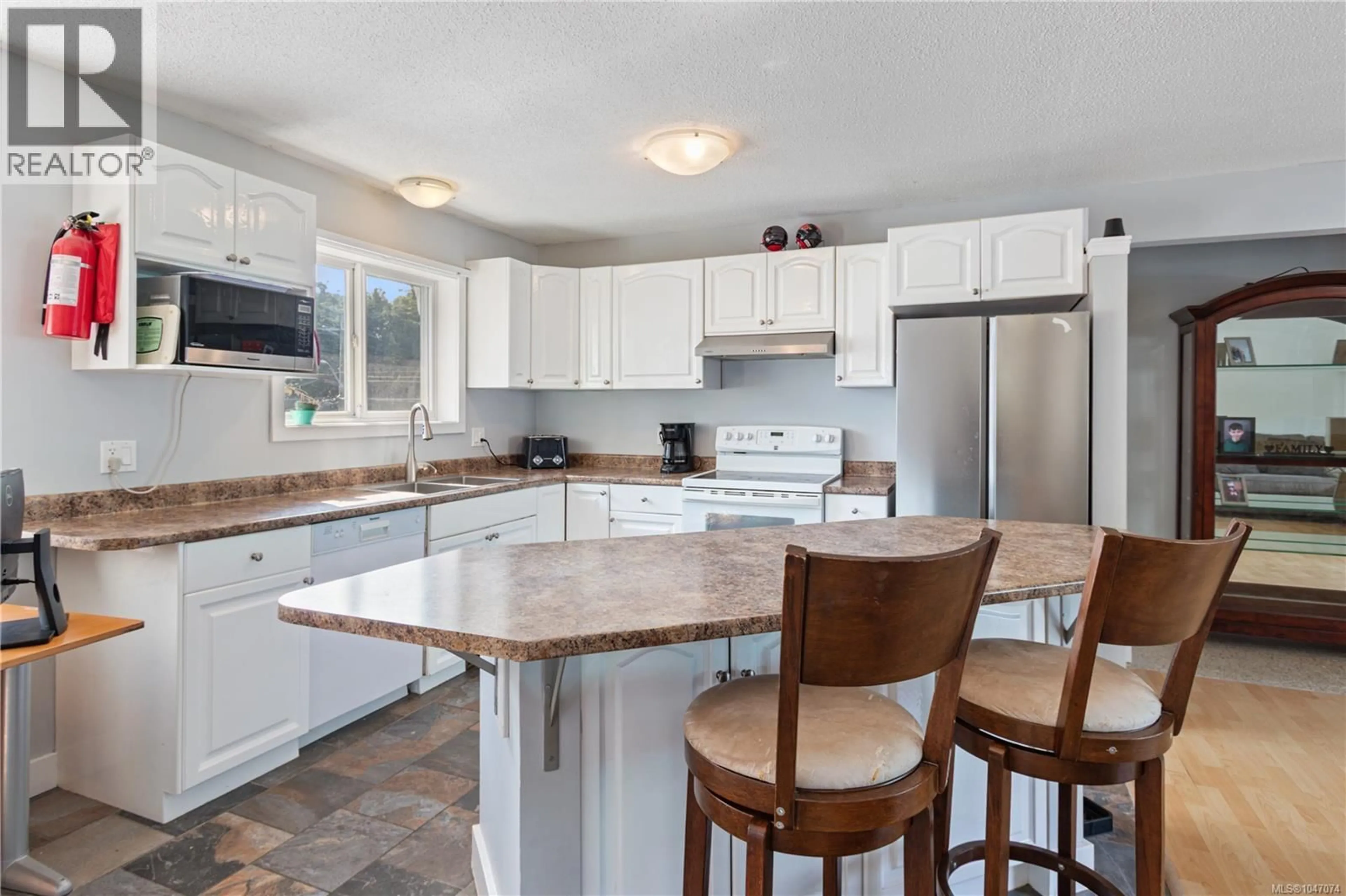 Open concept kitchen, ceramic/tile floor for 3400 DEPARTURE BAY ROAD, Nanaimo British Columbia V9T1B8