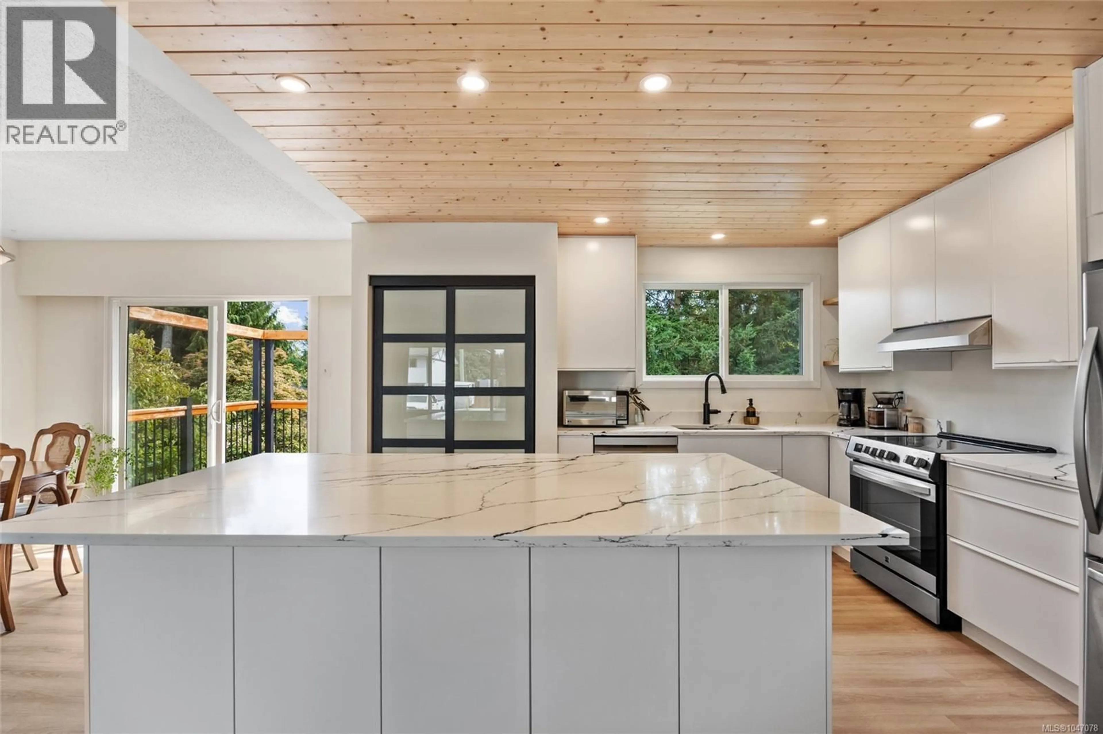 Contemporary kitchen, unknown for 1925 COUGAR CRESCENT, Comox British Columbia V9M2K4