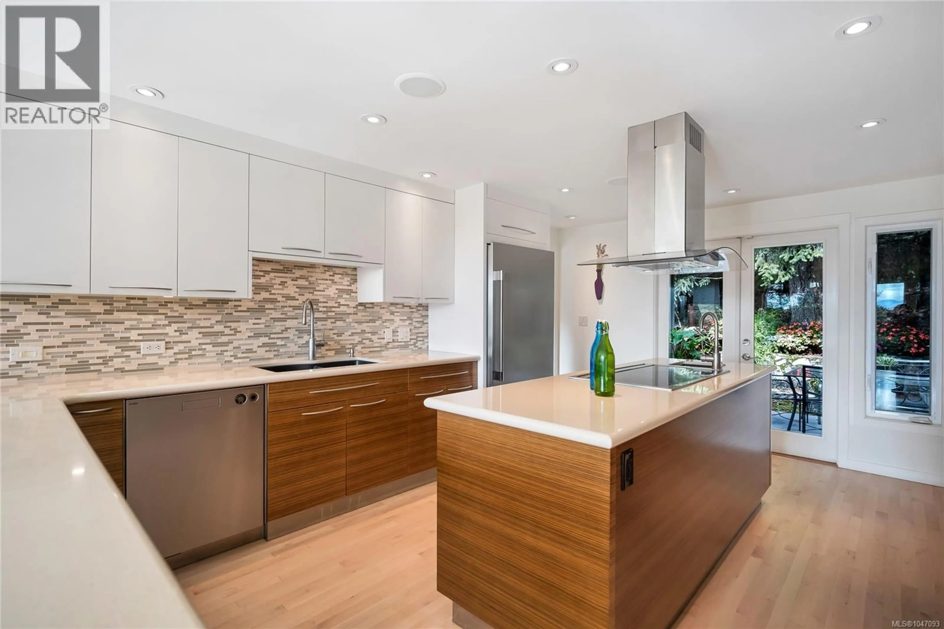 Contemporary kitchen, unknown for 931 LAKEVIEW AVENUE, Saanich British Columbia V8X3H7