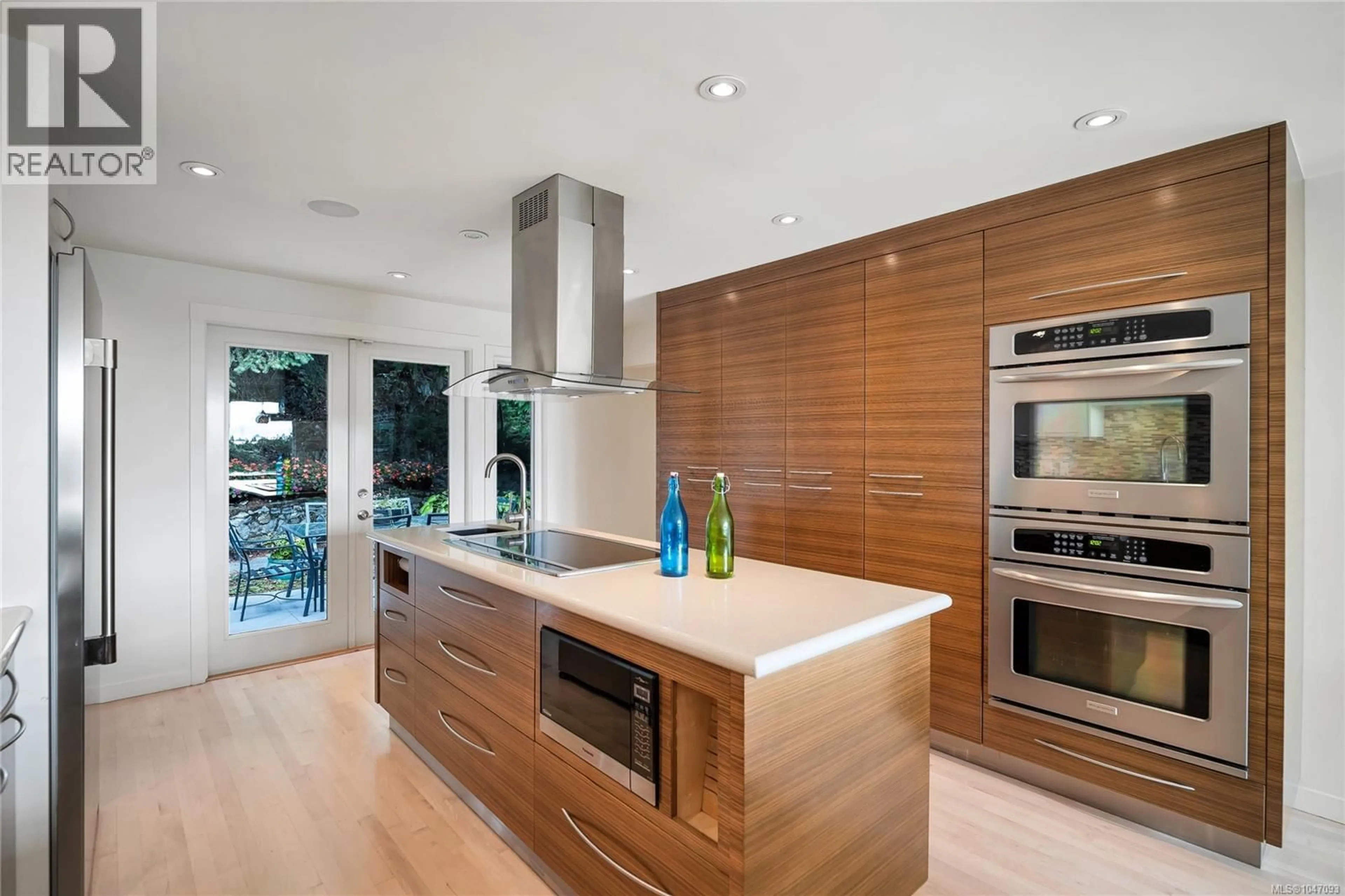 Contemporary kitchen, unknown for 931 LAKEVIEW AVENUE, Saanich British Columbia V8X3H7