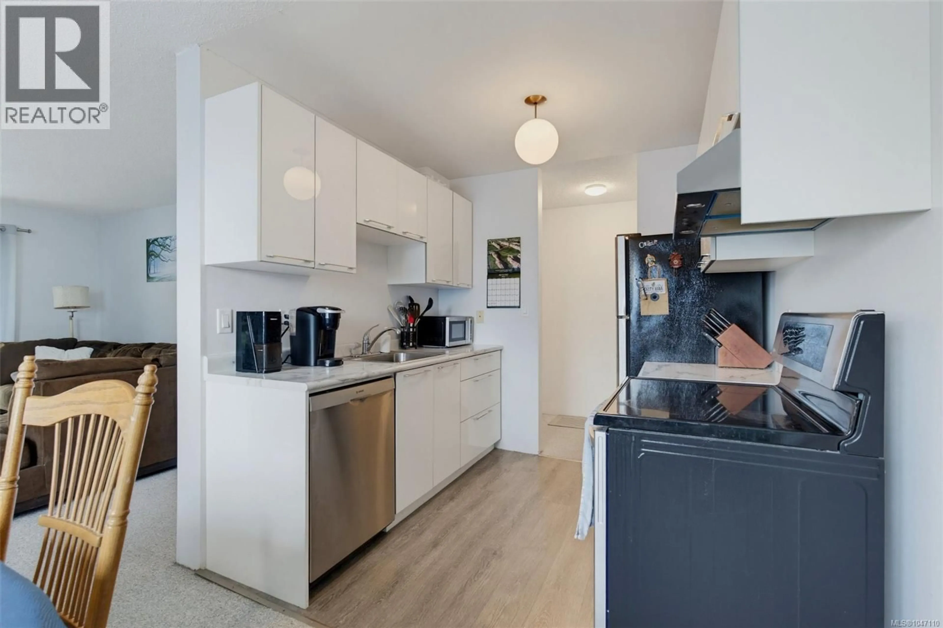 Standard kitchen, unknown for 421 - 3255 GLASGOW AVENUE, Saanich British Columbia V8X4S4
