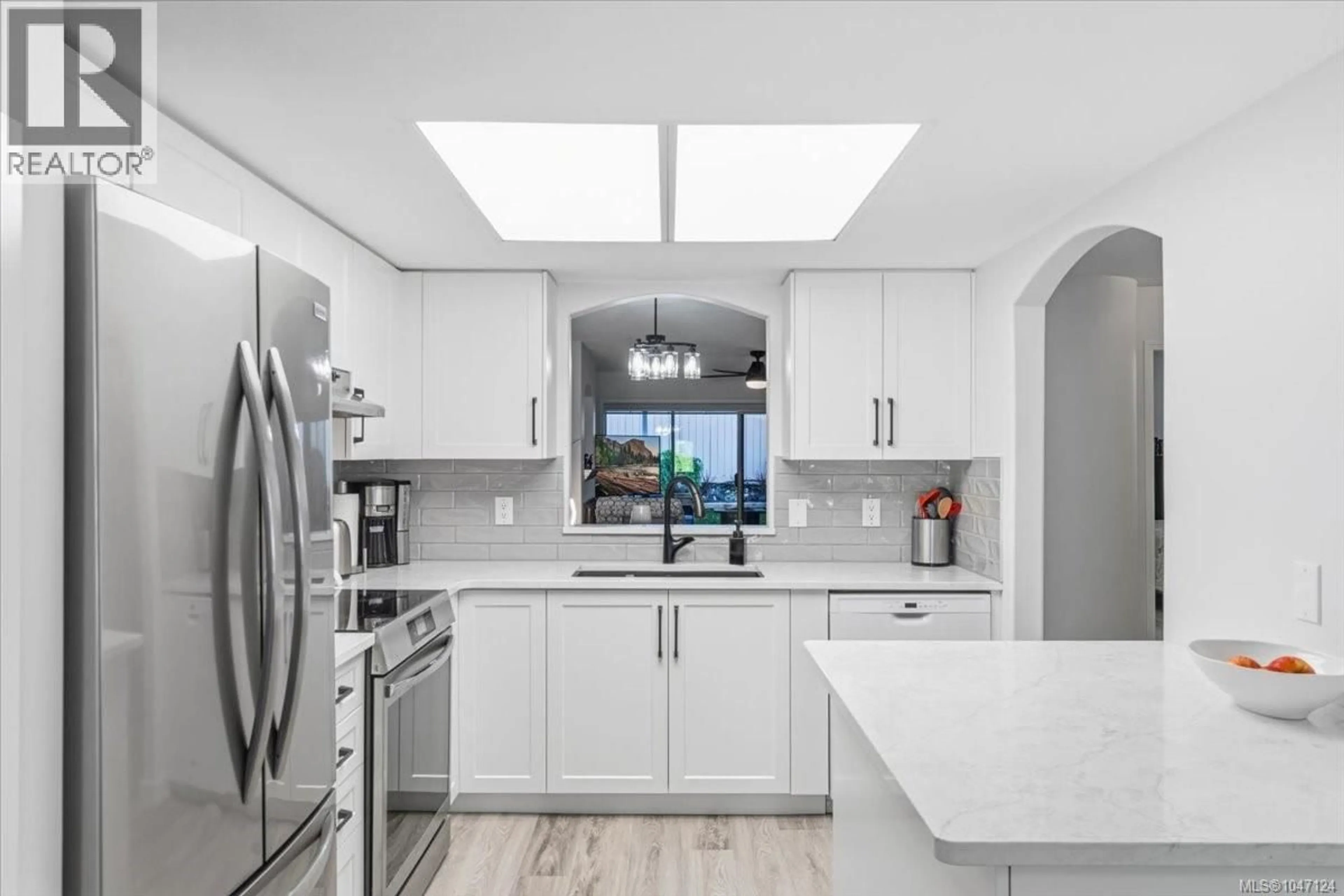 Contemporary kitchen, ceramic/tile floor for 4 - 310 PYM STREET, Parksville British Columbia V9P2P4