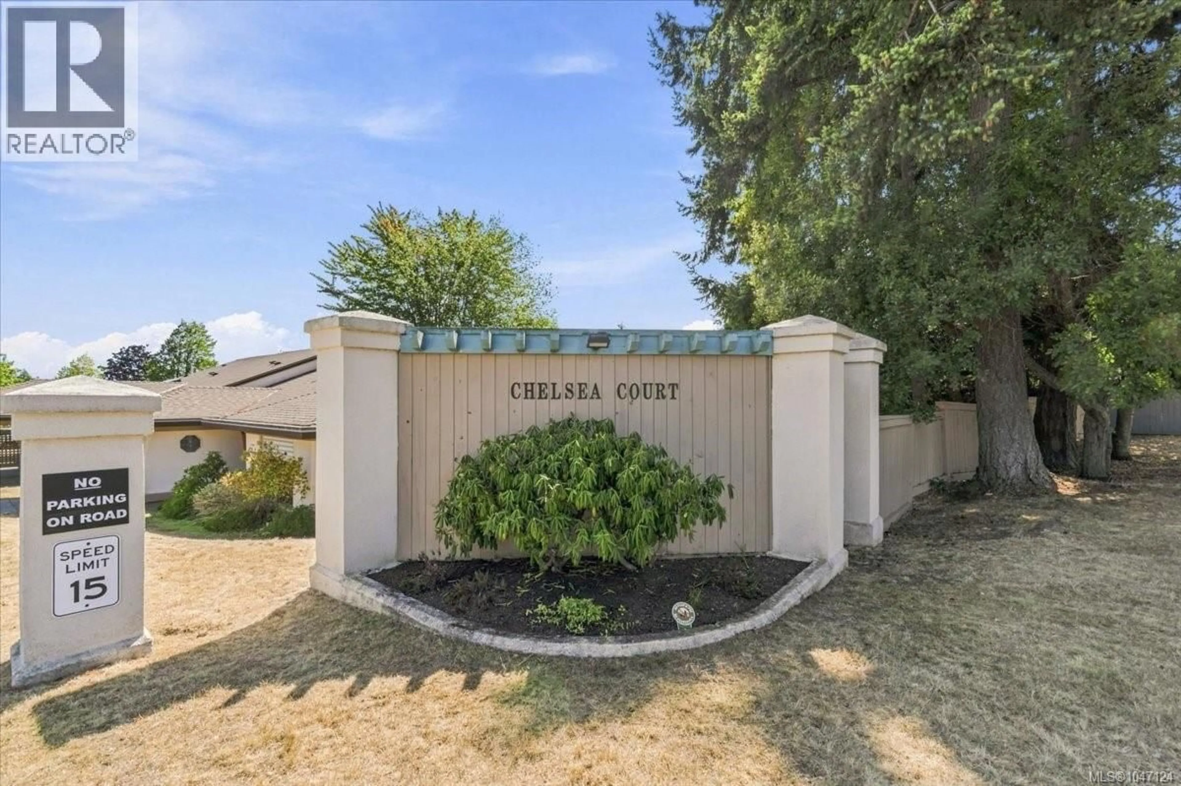 A pic from outside/outdoor area/front of a property/back of a property/a pic from drone, street for 4 - 310 PYM STREET, Parksville British Columbia V9P2P4