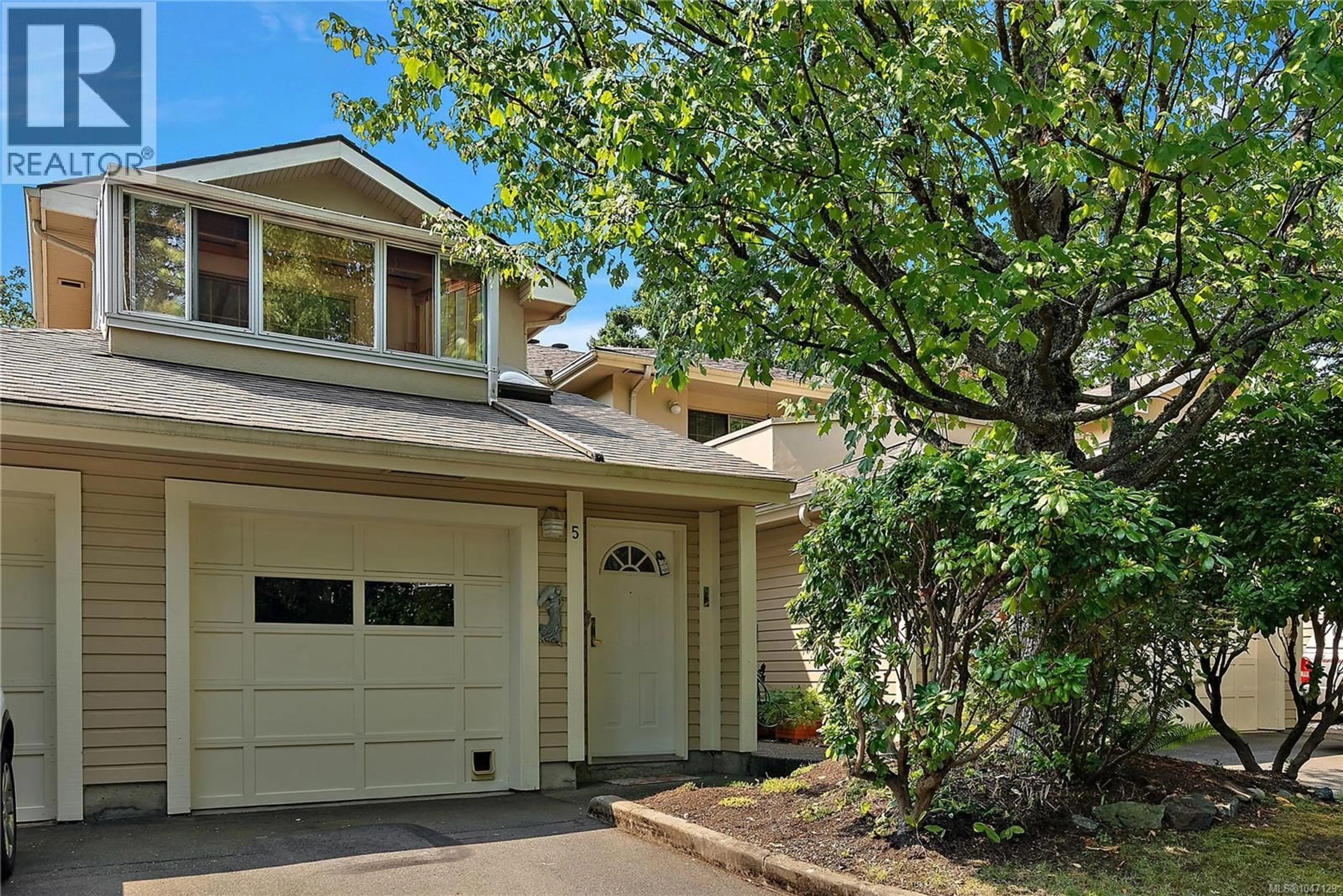 Home with vinyl exterior material, street for 5 - 909 ADMIRALS ROAD, Esquimalt British Columbia V9A2P1