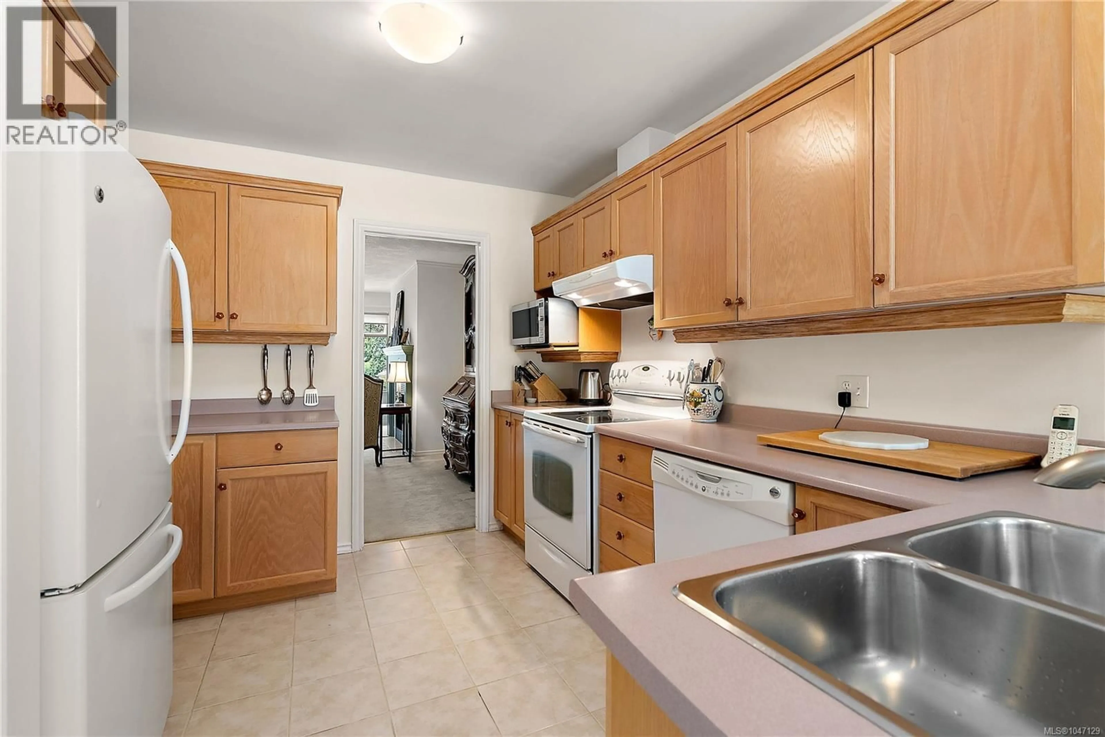 Standard kitchen, unknown for 5 - 909 ADMIRALS ROAD, Esquimalt British Columbia V9A2P1