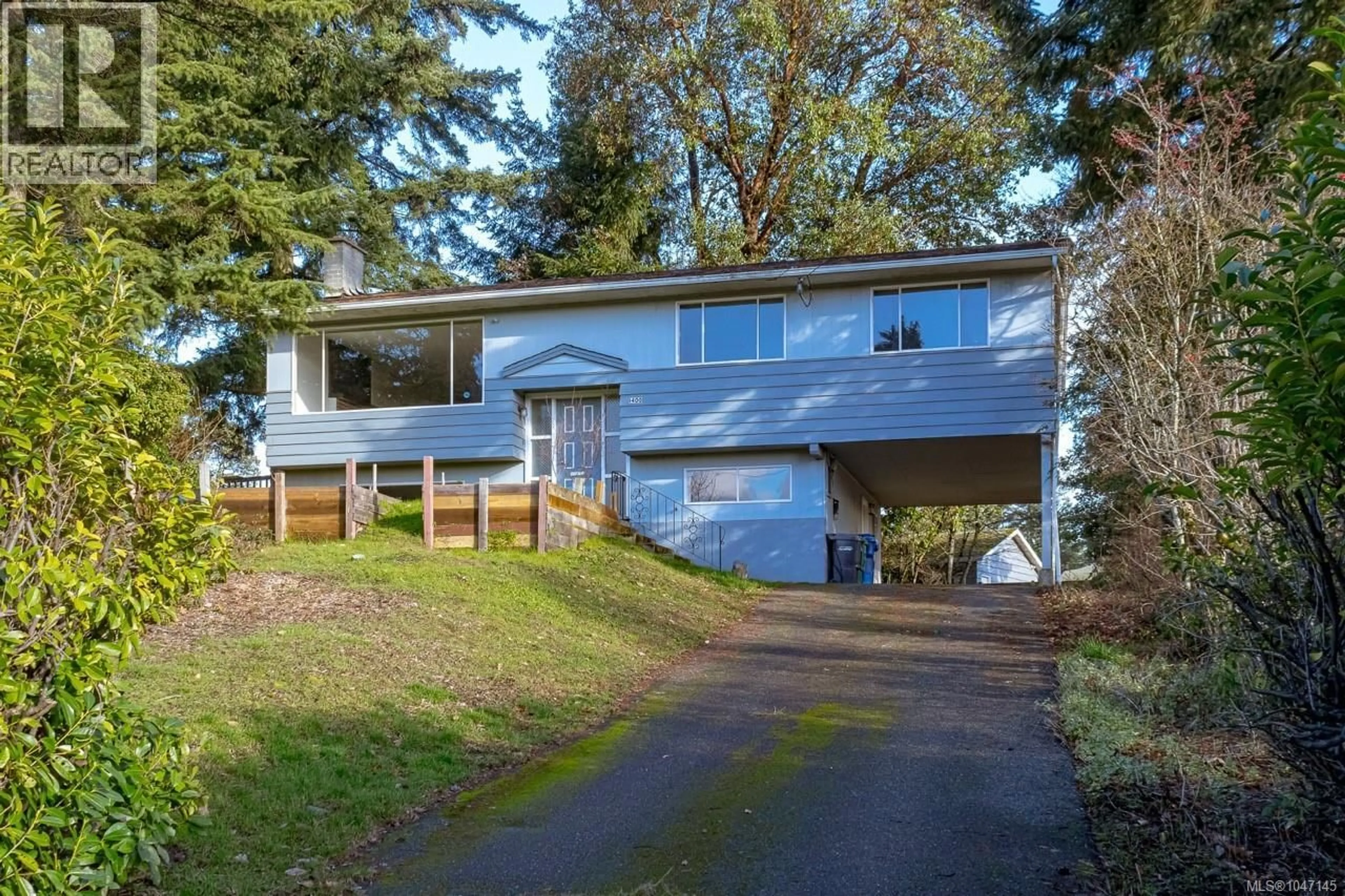 Home with vinyl exterior material, street for 1400 TOWNSITE ROAD, Nanaimo British Columbia V9S1N1