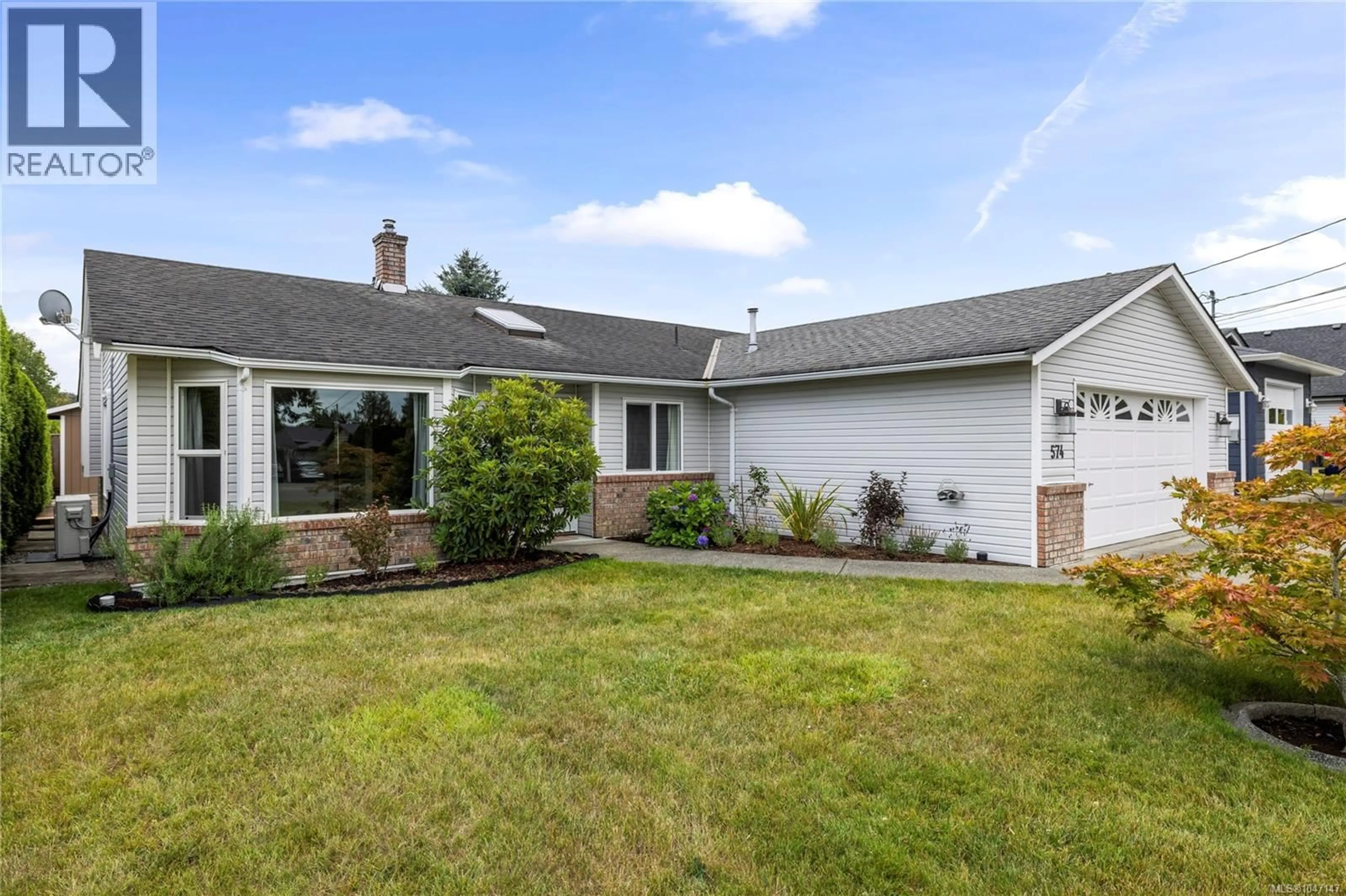 A pic from outside/outdoor area/front of a property/back of a property/a pic from drone, street for 574 HIRST AVENUE, Parksville British Columbia V9P1H8