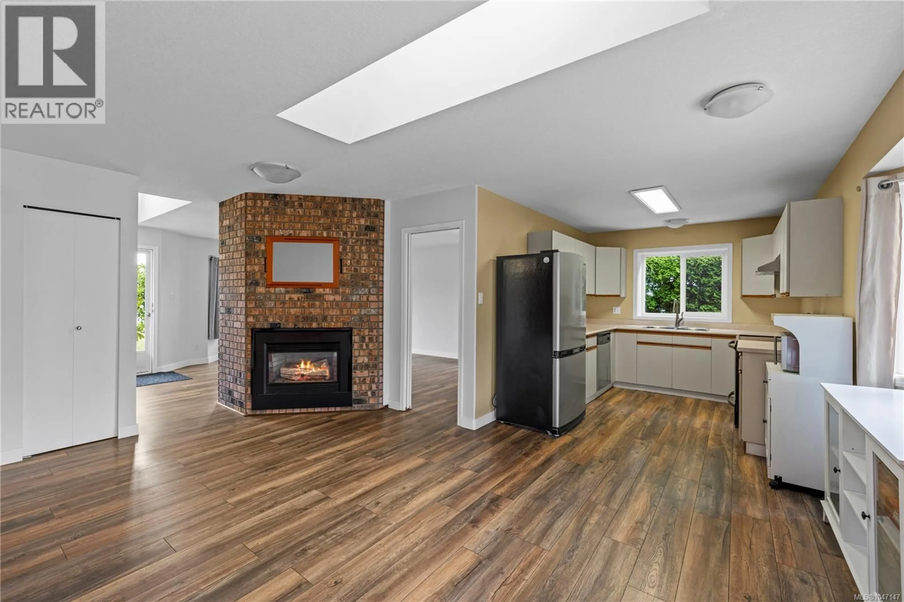 Open concept kitchen, unknown for 574 HIRST AVENUE, Parksville British Columbia V9P1H8