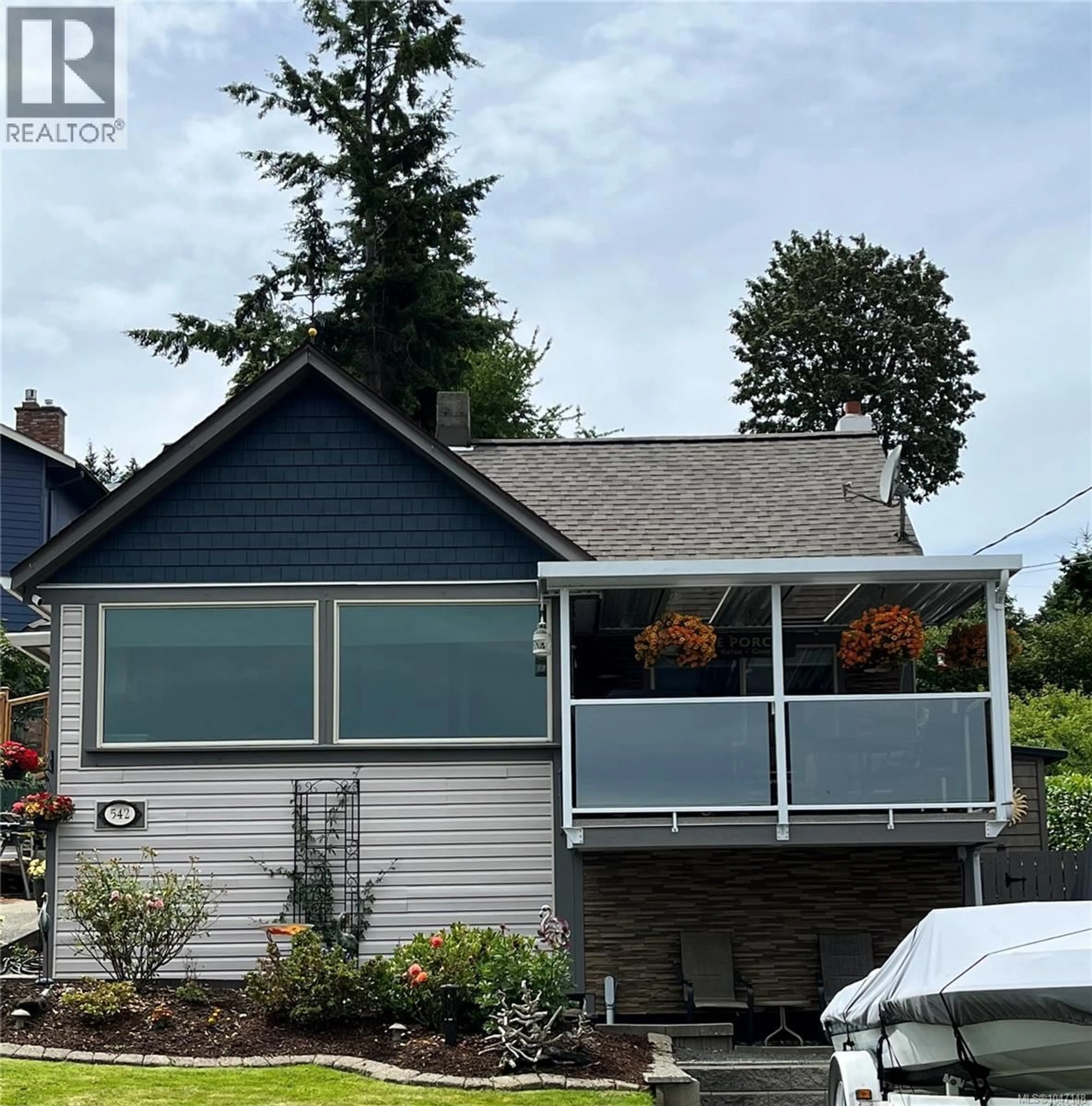 Home with vinyl exterior material, street for 542 THULIN STREET, Campbell River British Columbia V9W2L1