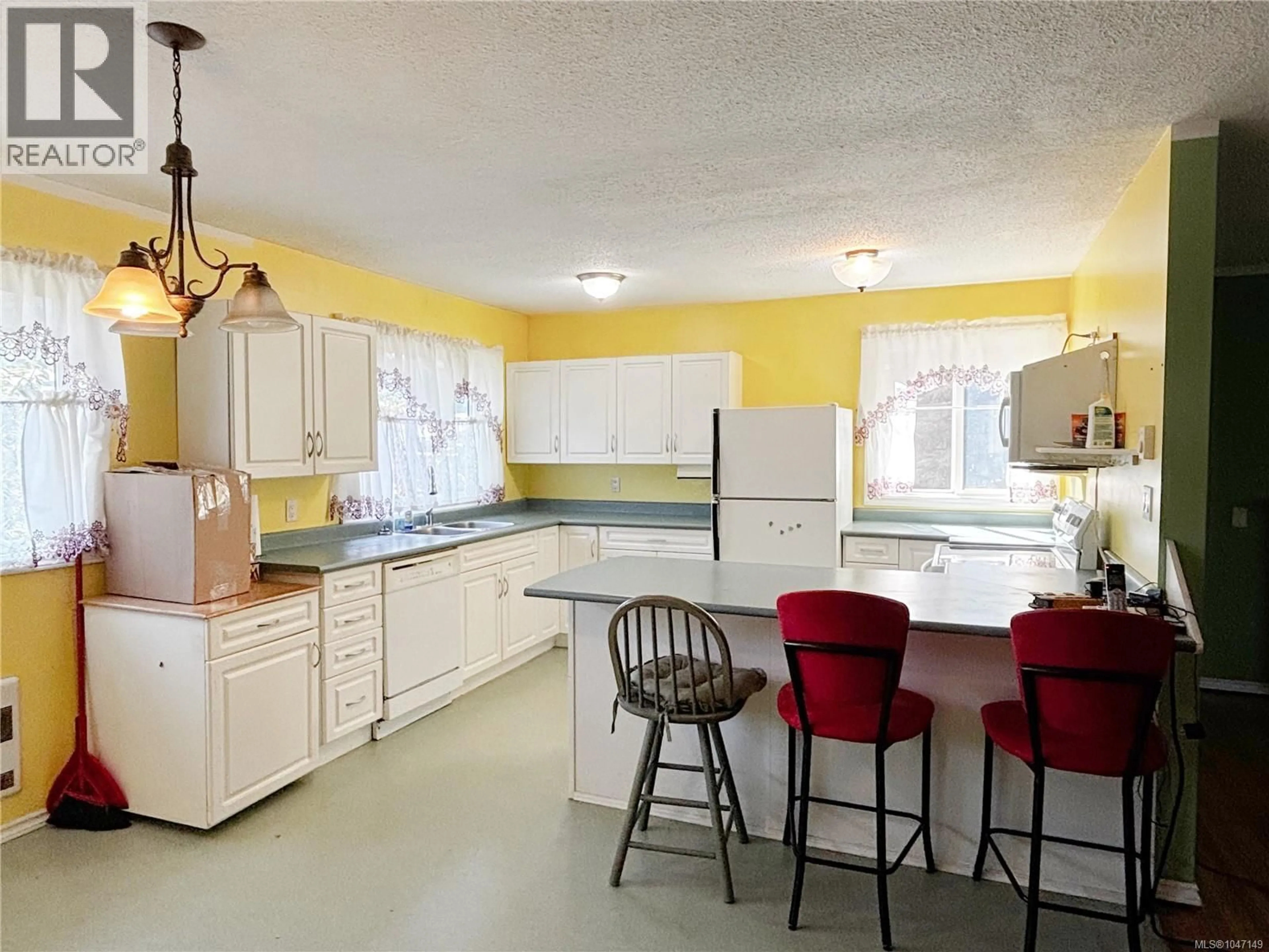 Open concept kitchen, ceramic/tile floor for 390 ALDER CRESCENT, Gold River British Columbia V0P1G0