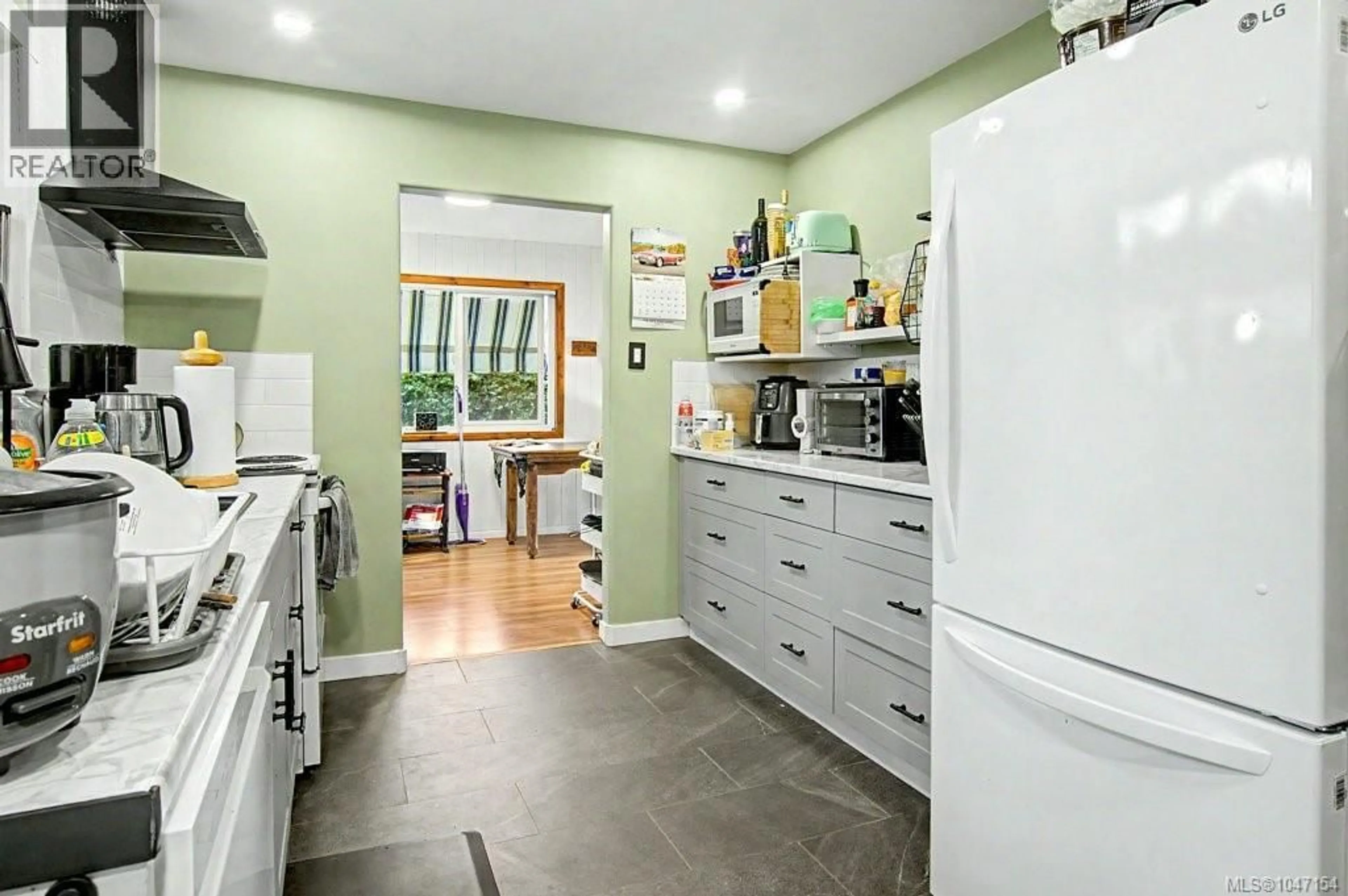 Standard kitchen, ceramic/tile floor for 402 YOUNG STREET, Parksville British Columbia V9P1C3