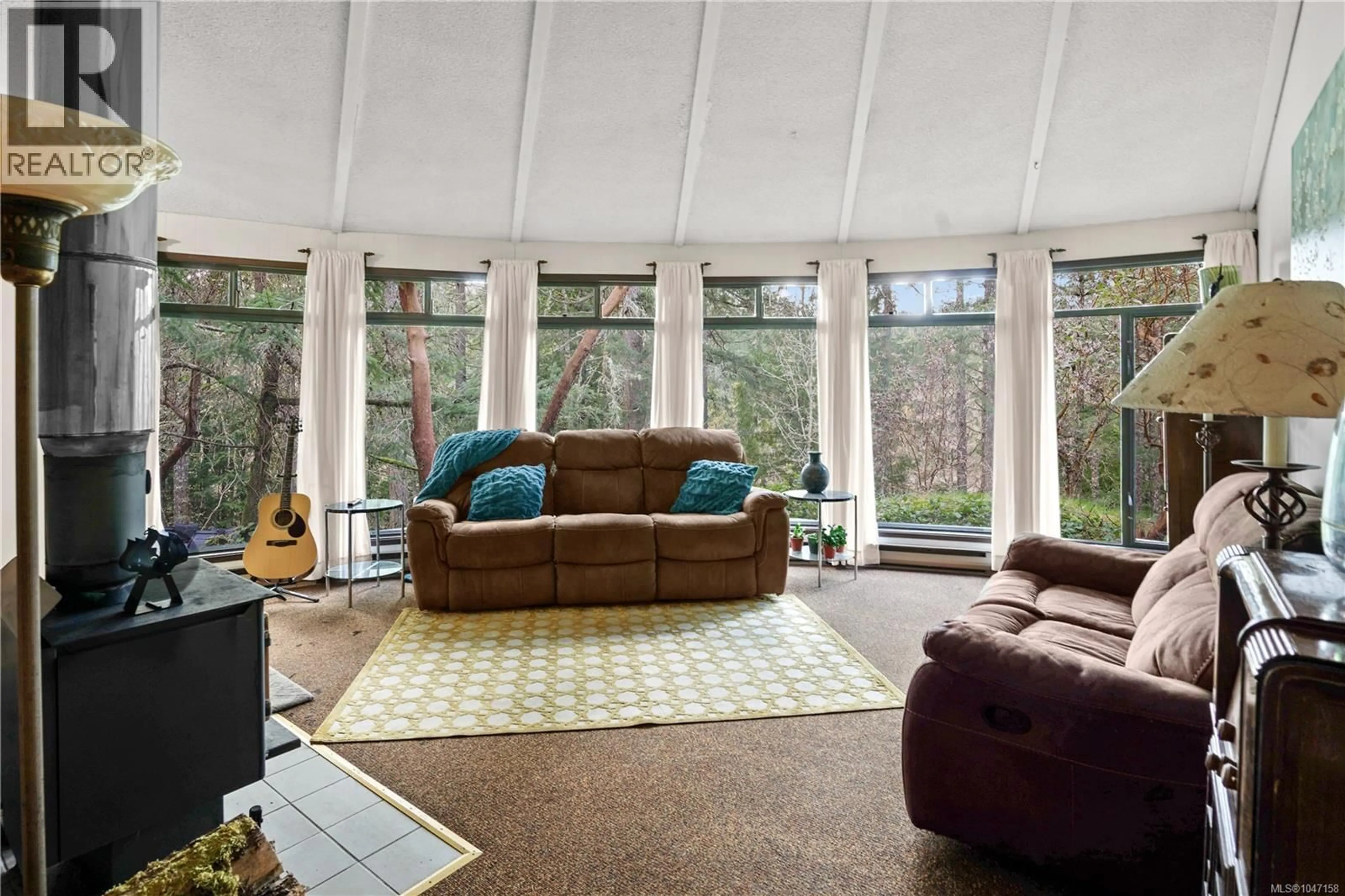 Living room with furniture, carpet floor for 3383 LAKERIDGE PLACE, Highlands British Columbia V9E1C8