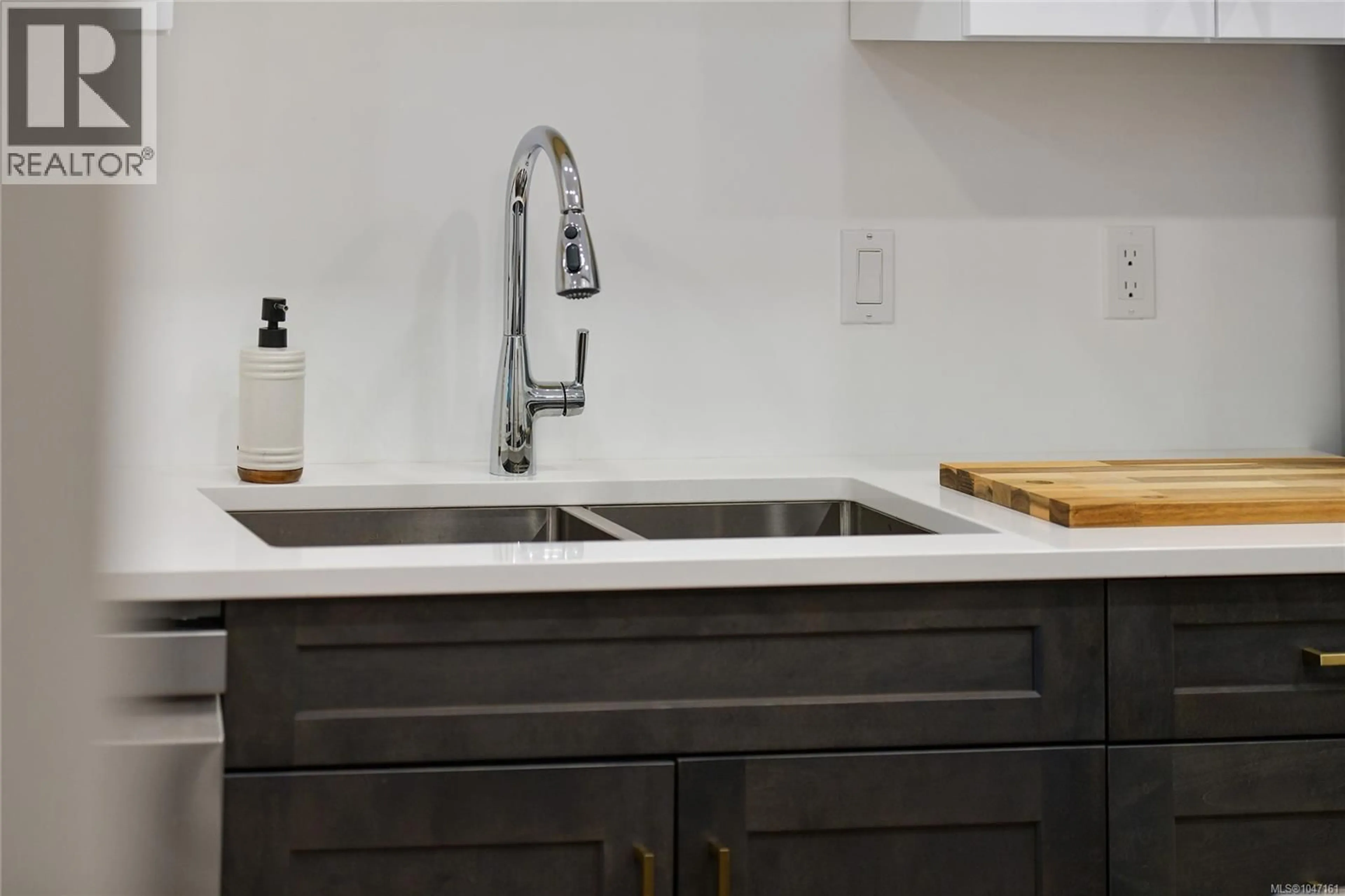 Contemporary kitchen, ceramic/tile floor for 107 - 1196 SLUGGETT ROAD, Central Saanich British Columbia V8X2S9