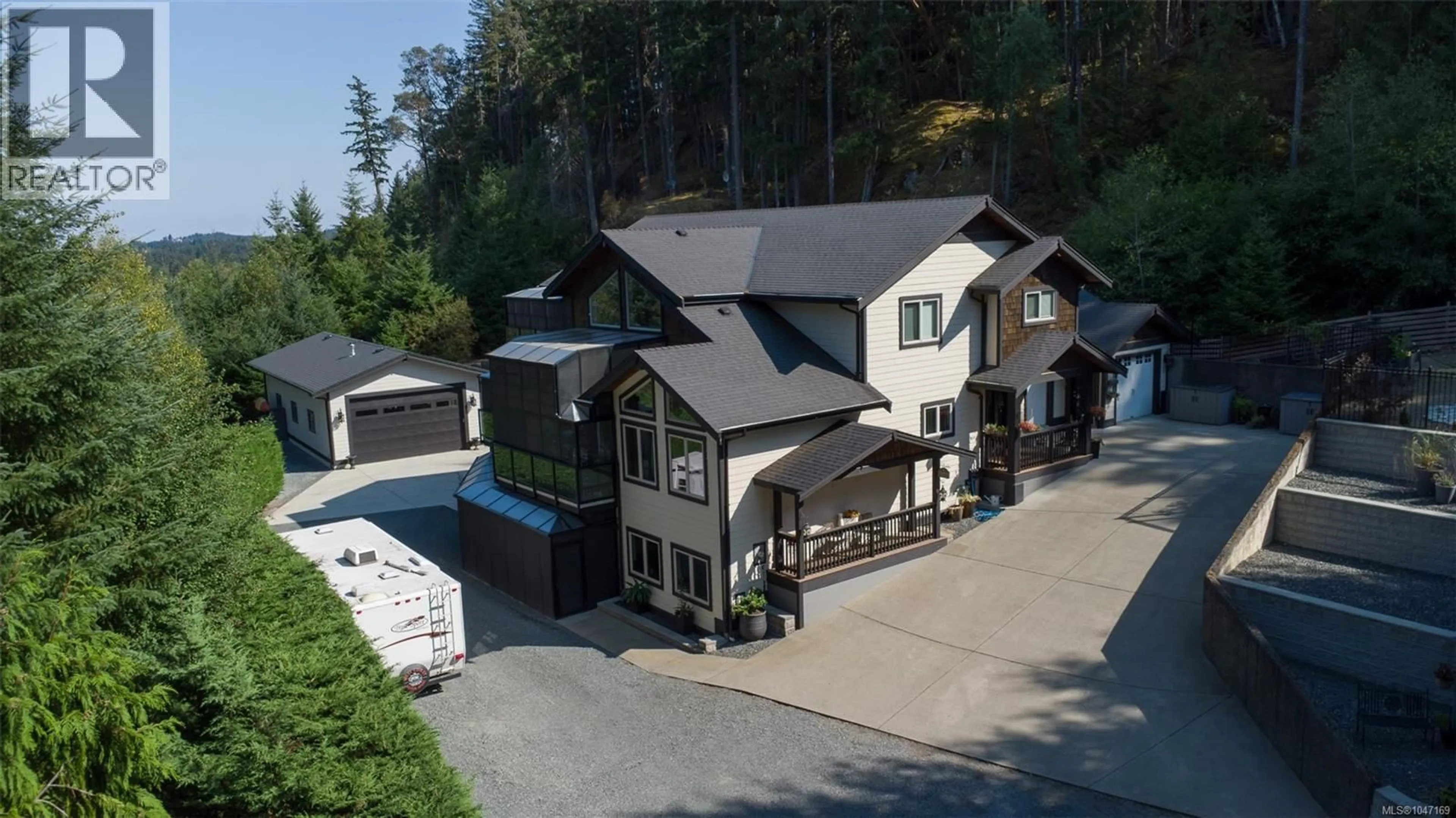 A pic from outside/outdoor area/front of a property/back of a property/a pic from drone, unknown for 3029 MEADOW DRIVE, Nanaimo British Columbia V9R7C6