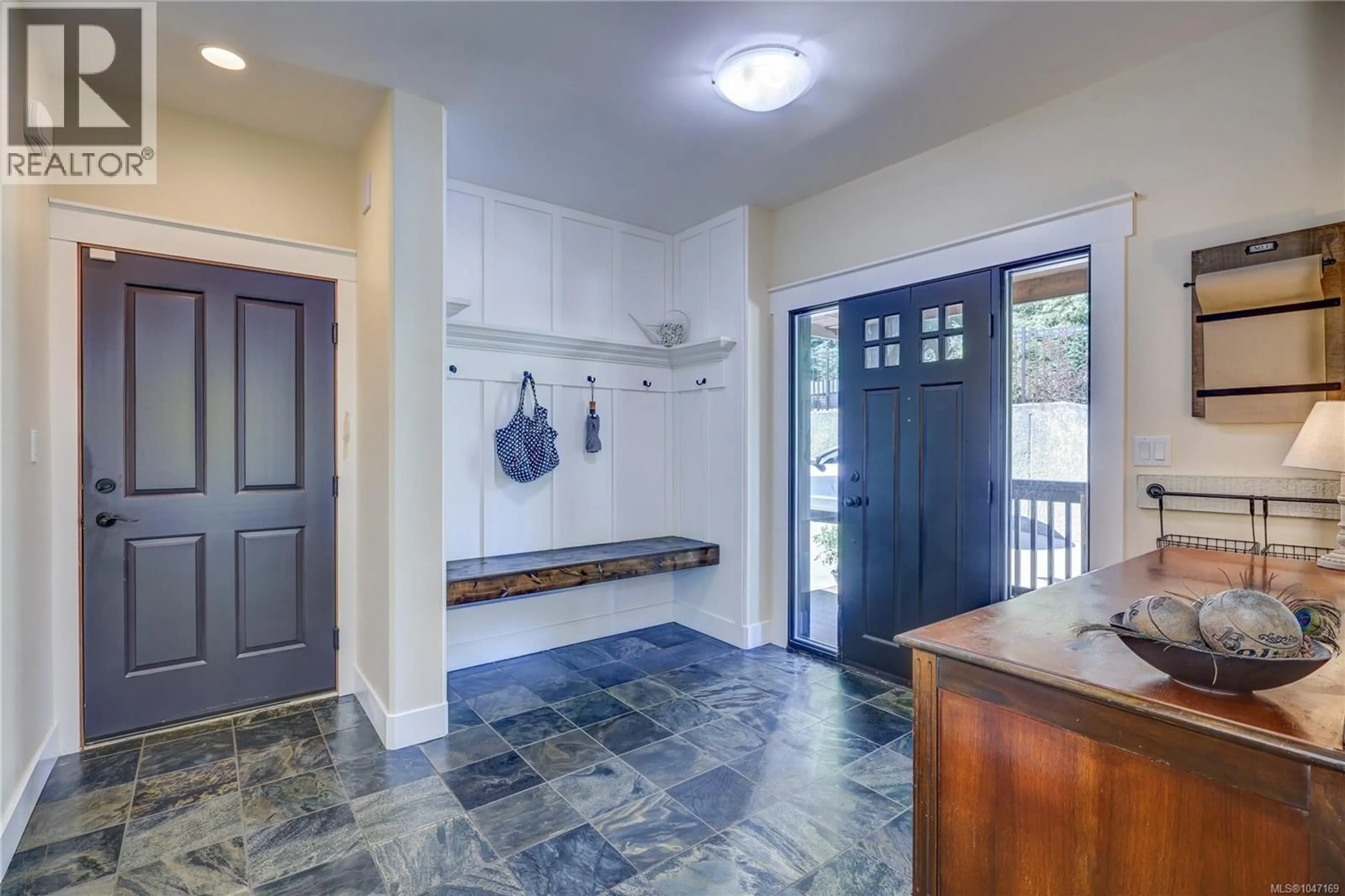 Indoor entryway for 3029 MEADOW DRIVE, Nanaimo British Columbia V9R7C6