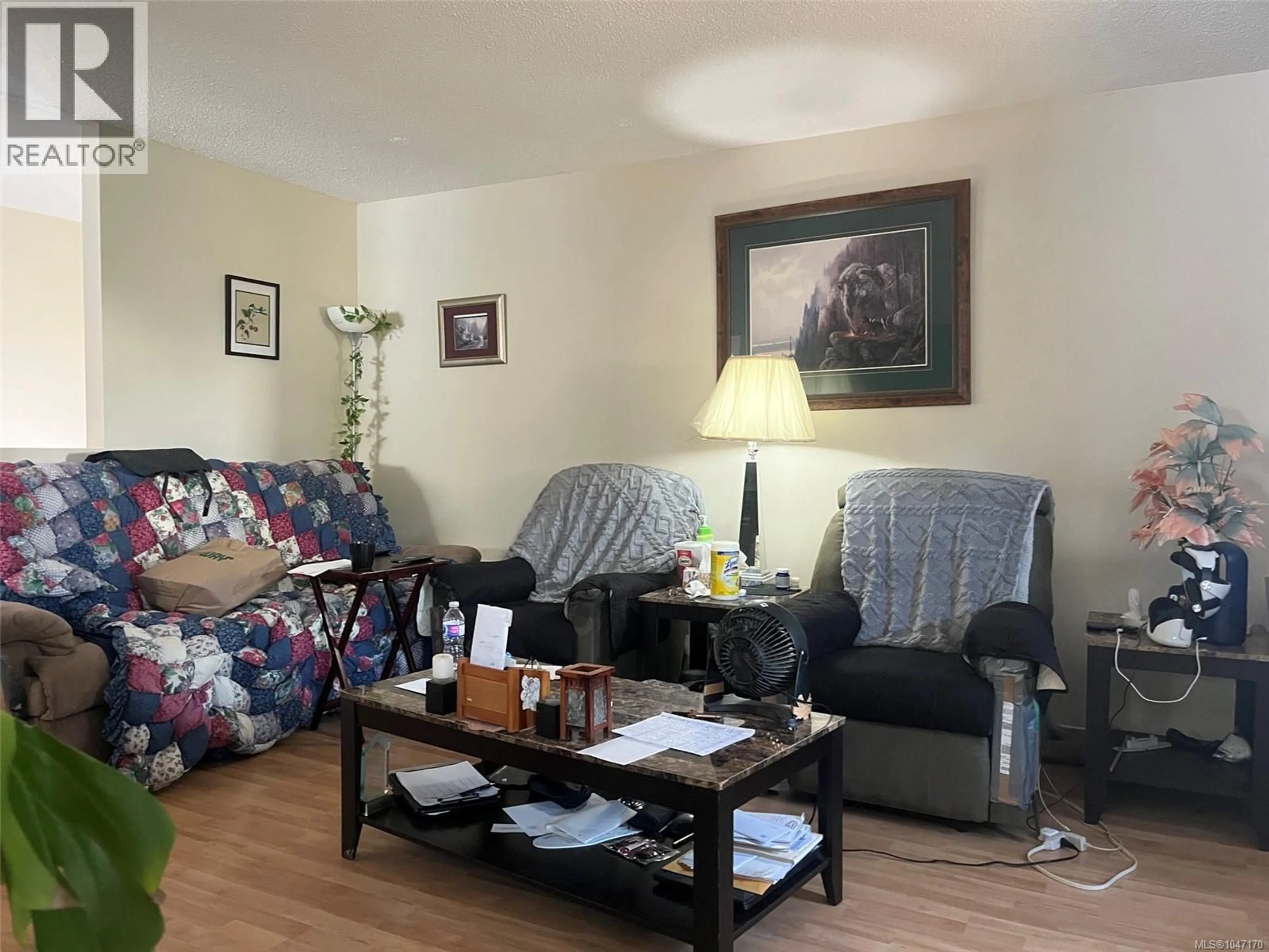 Living room with furniture, wood/laminate floor for 61 VIEW STREET, Nanaimo British Columbia V9R4N3