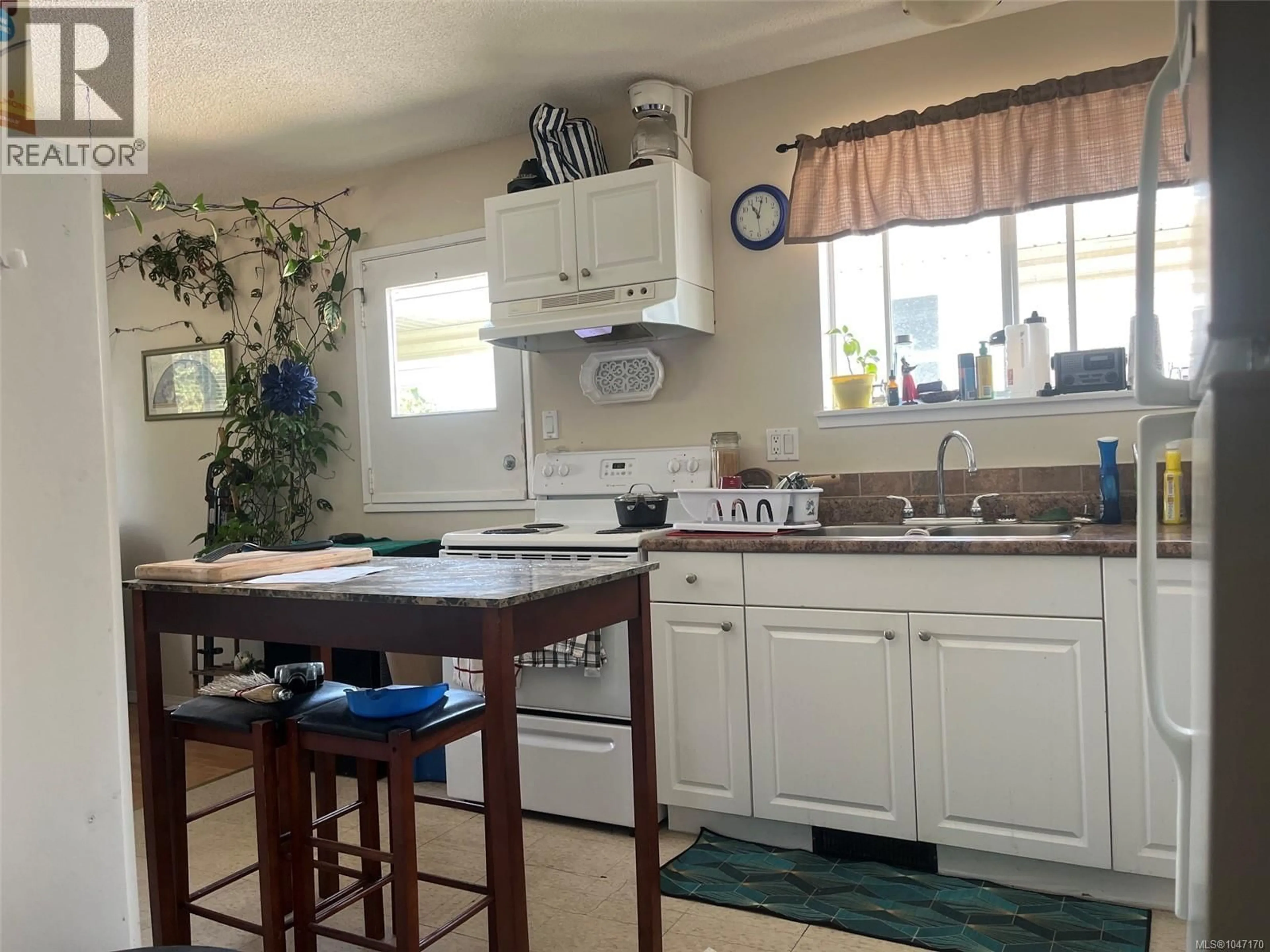 Standard kitchen, unknown for 61 VIEW STREET, Nanaimo British Columbia V9R4N3