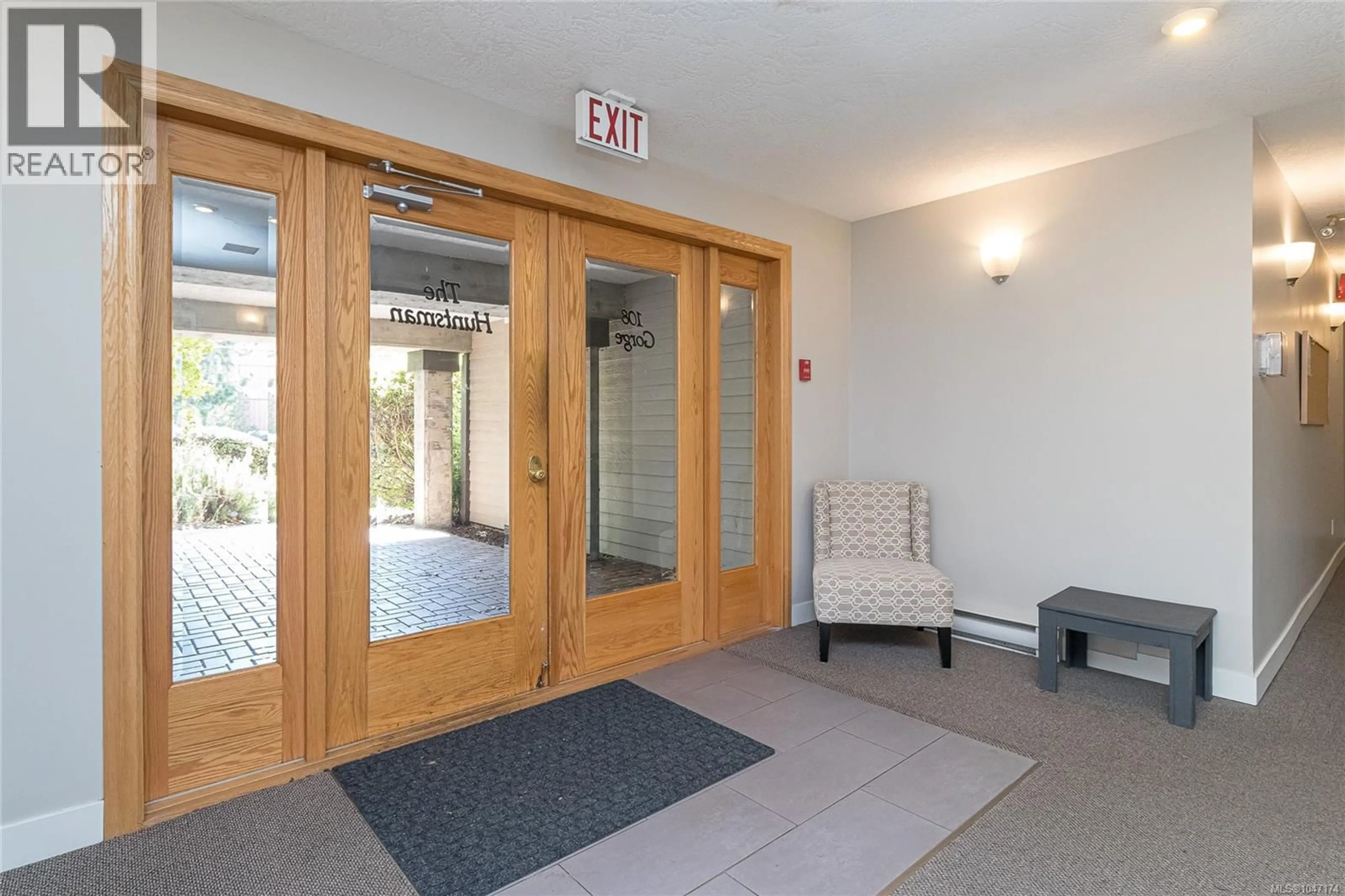 Indoor foyer for 302 - 108 GORGE ROAD WEST, Saanich British Columbia V9A1M2
