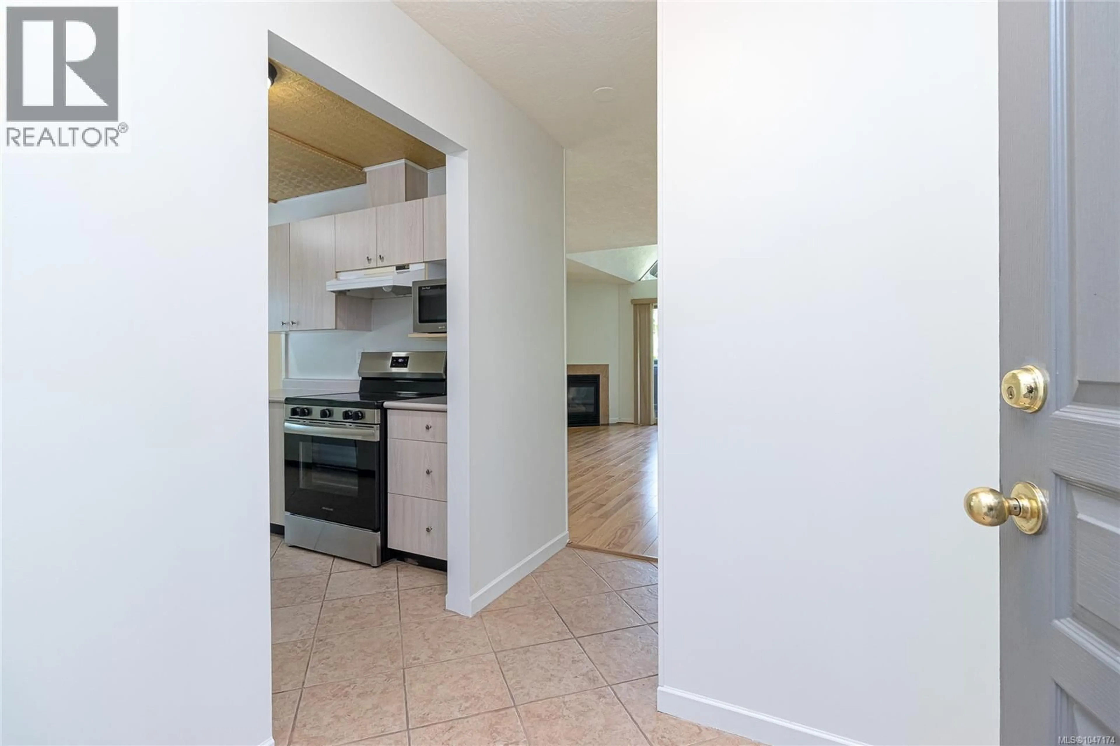 Standard kitchen, ceramic/tile floor for 302 - 108 GORGE ROAD WEST, Saanich British Columbia V9A1M2