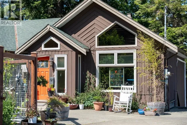 1456 HURFORD AVENUE, Courtenay 2