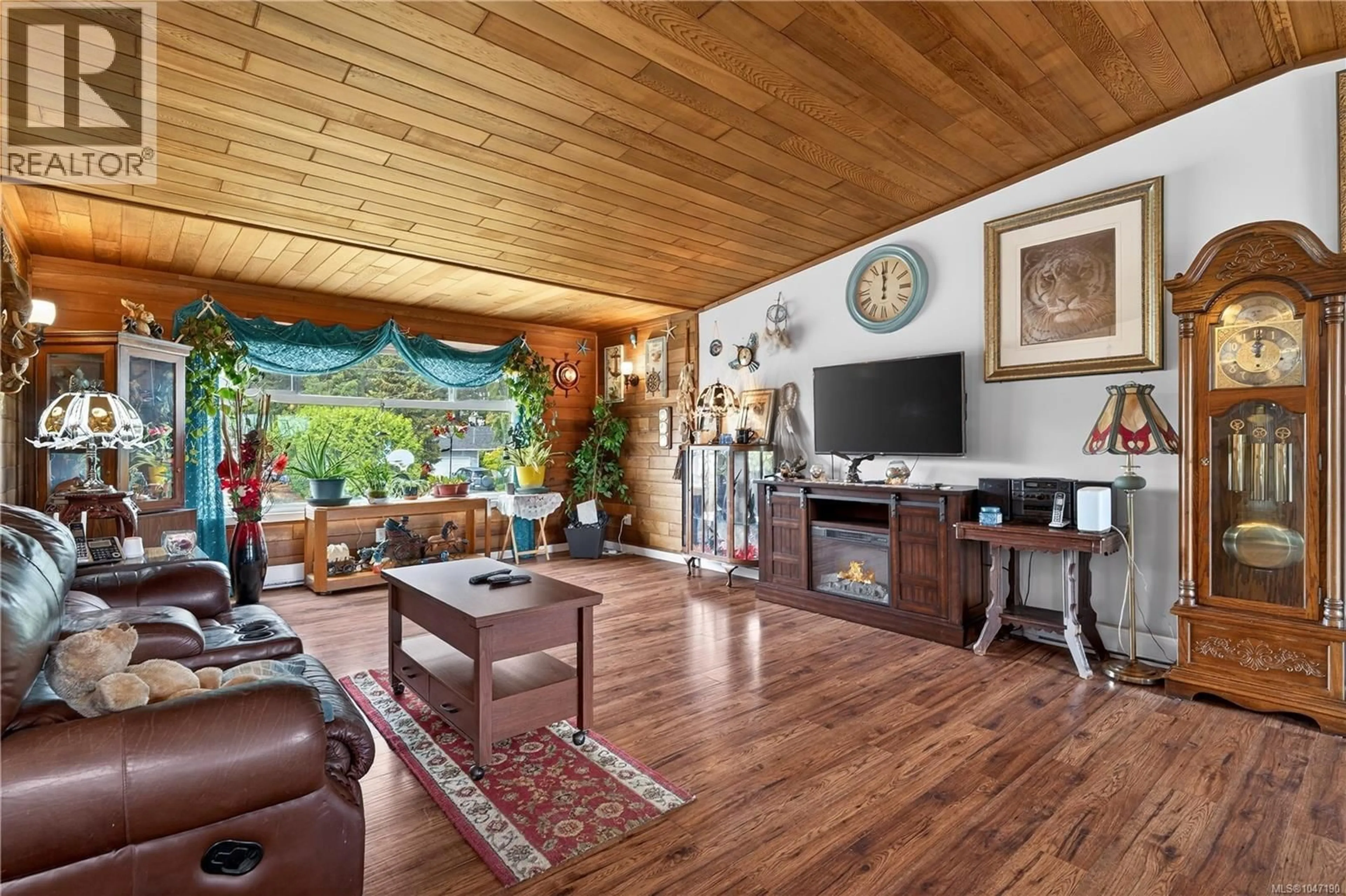 Living room with furniture, wood/laminate floor for 1215 GILLEY CRESCENT, Parksville British Columbia V9P1W4