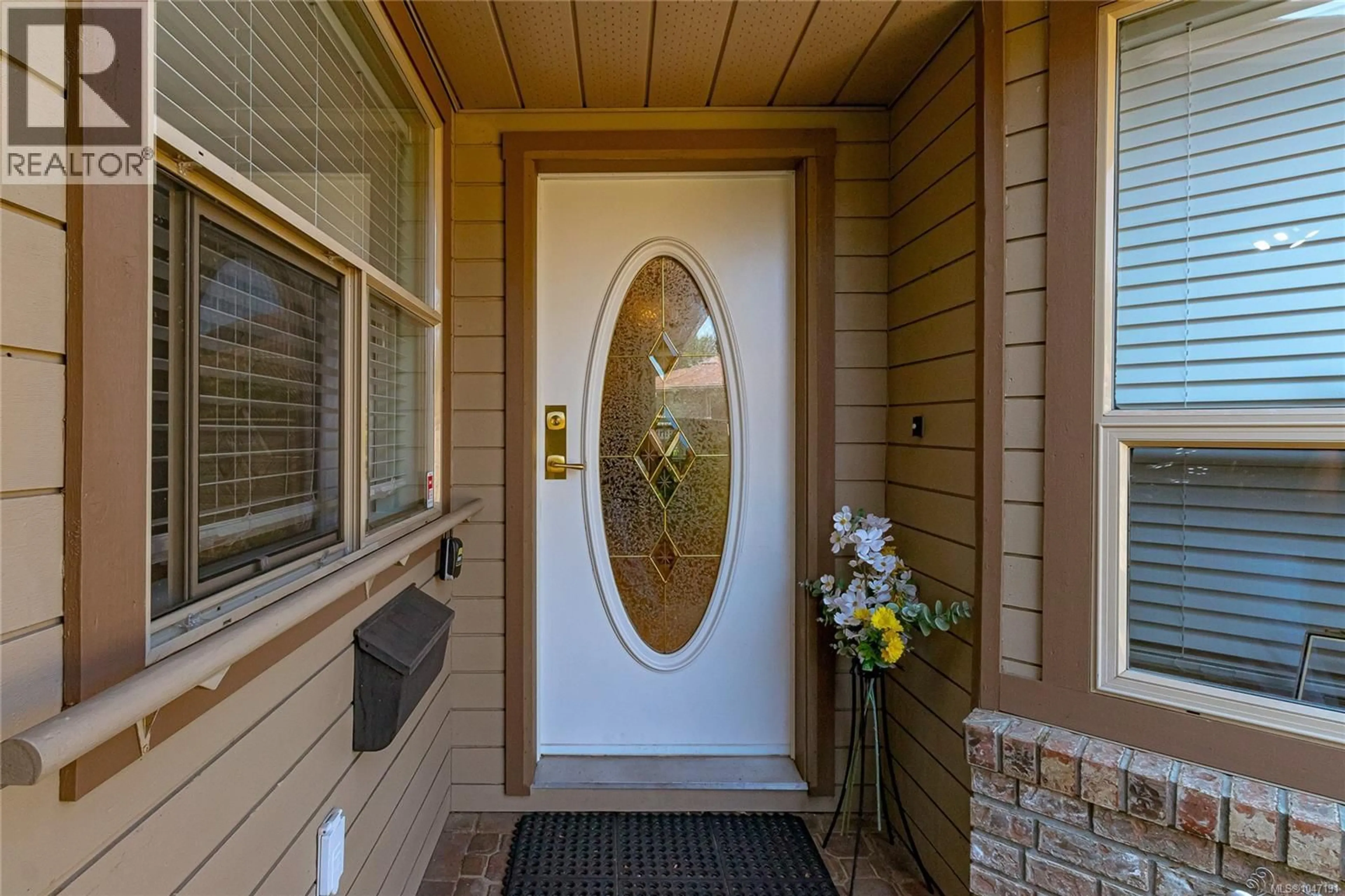 Indoor entryway for 901 - 4515 PIPELINE ROAD, Saanich British Columbia V8Z5M3