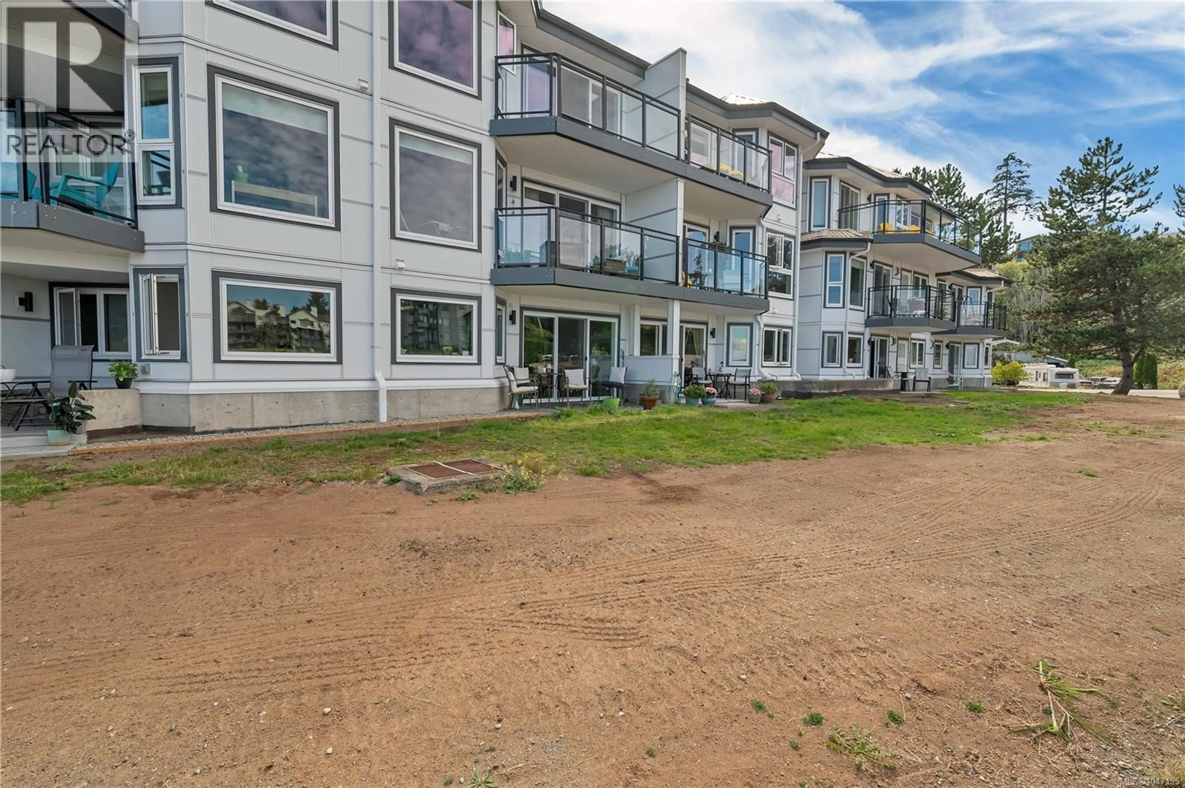 A pic from outside/outdoor area/front of a property/back of a property/a pic from drone, unknown for 104 - 87 ISLAND HIGHWAY SOUTH, Campbell River British Columbia V9W1A2