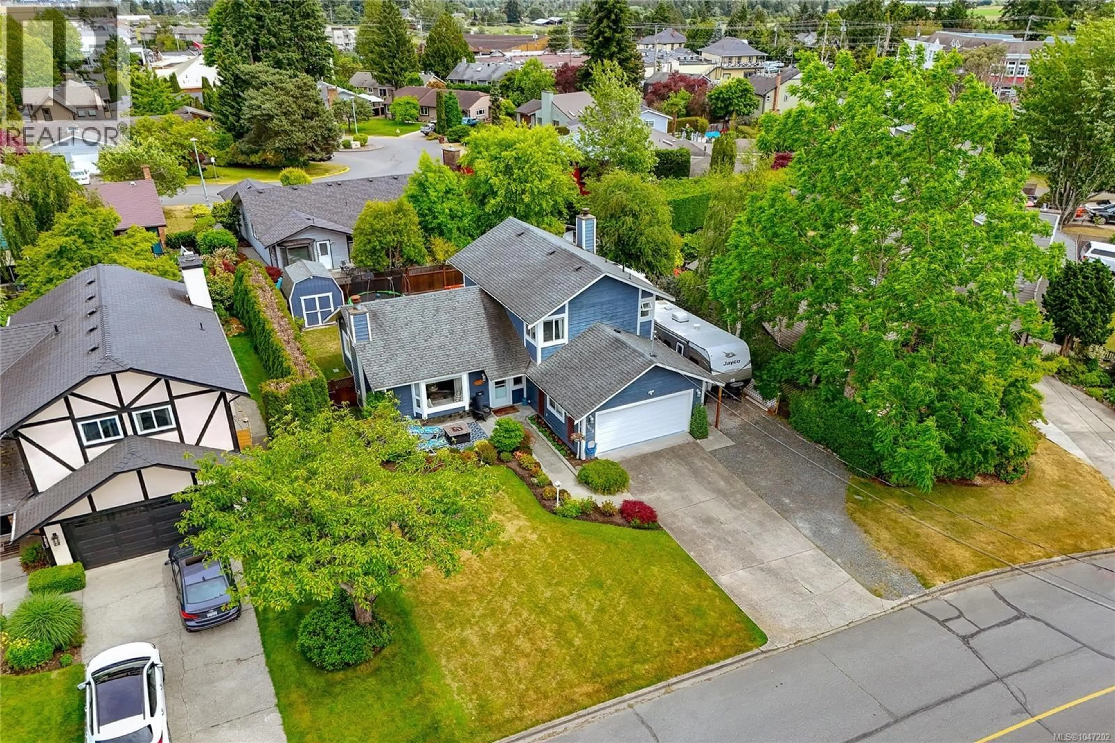 A pic from outside/outdoor area/front of a property/back of a property/a pic from drone, street for 7859 SIMPSON ROAD, Central Saanich British Columbia V8M2H3