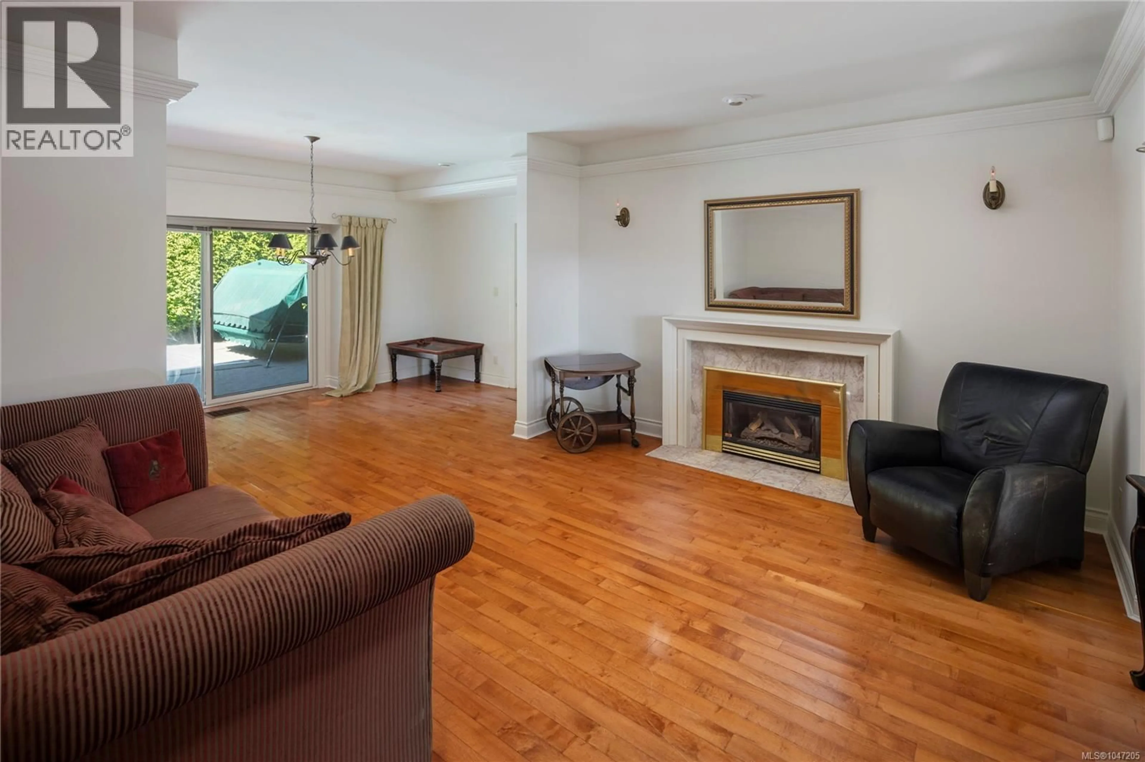 Living room with furniture, wood/laminate floor for 1632 BEACH DRIVE, Oak Bay British Columbia V8R6H8
