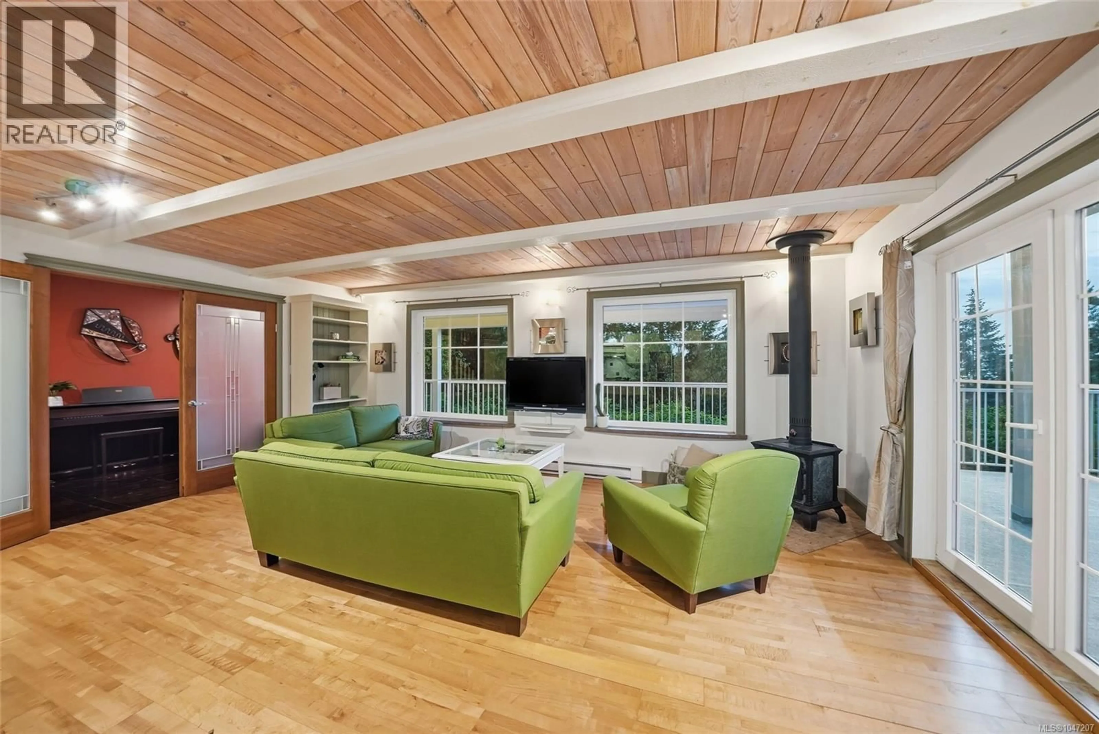 Living room with furniture, wood/laminate floor for 1973 HARLEQUIN CRESCENT, Nanoose Bay British Columbia V9P9J2