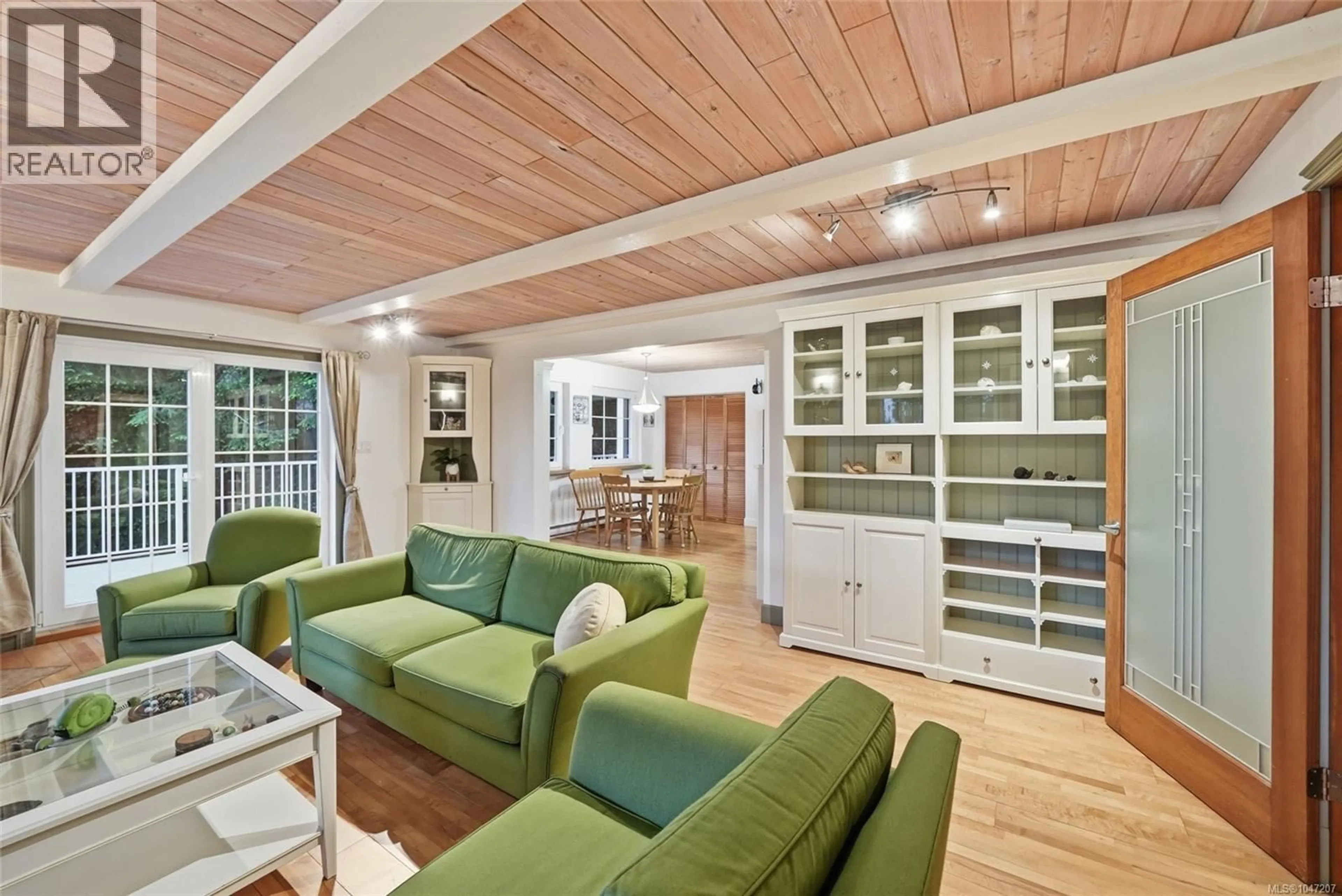 Living room with furniture, wood/laminate floor for 1973 HARLEQUIN CRESCENT, Nanoose Bay British Columbia V9P9J2