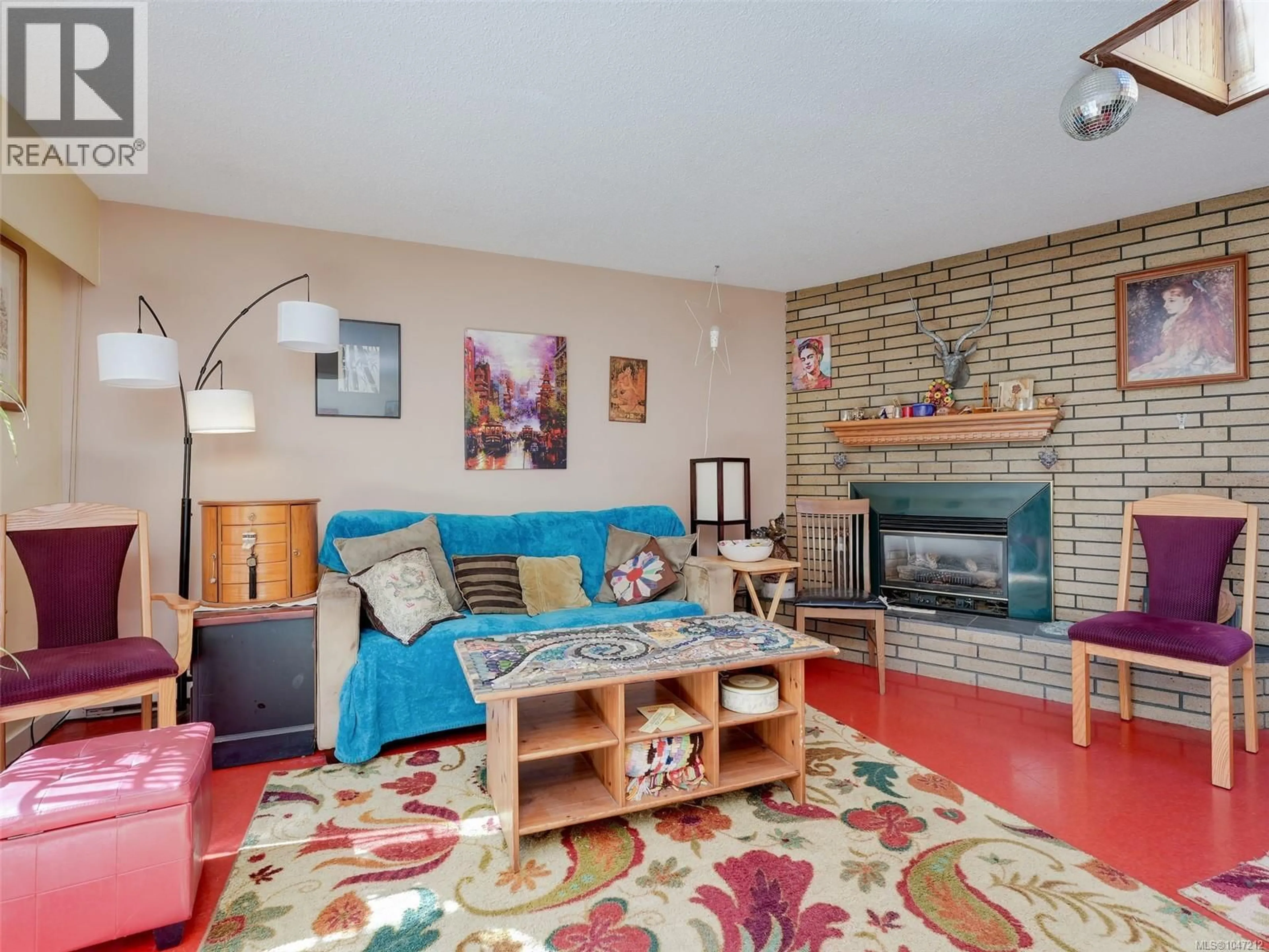 Living room with furniture, unknown for 3890 BRAEFOOT ROAD, Saanich British Columbia V8P3T2