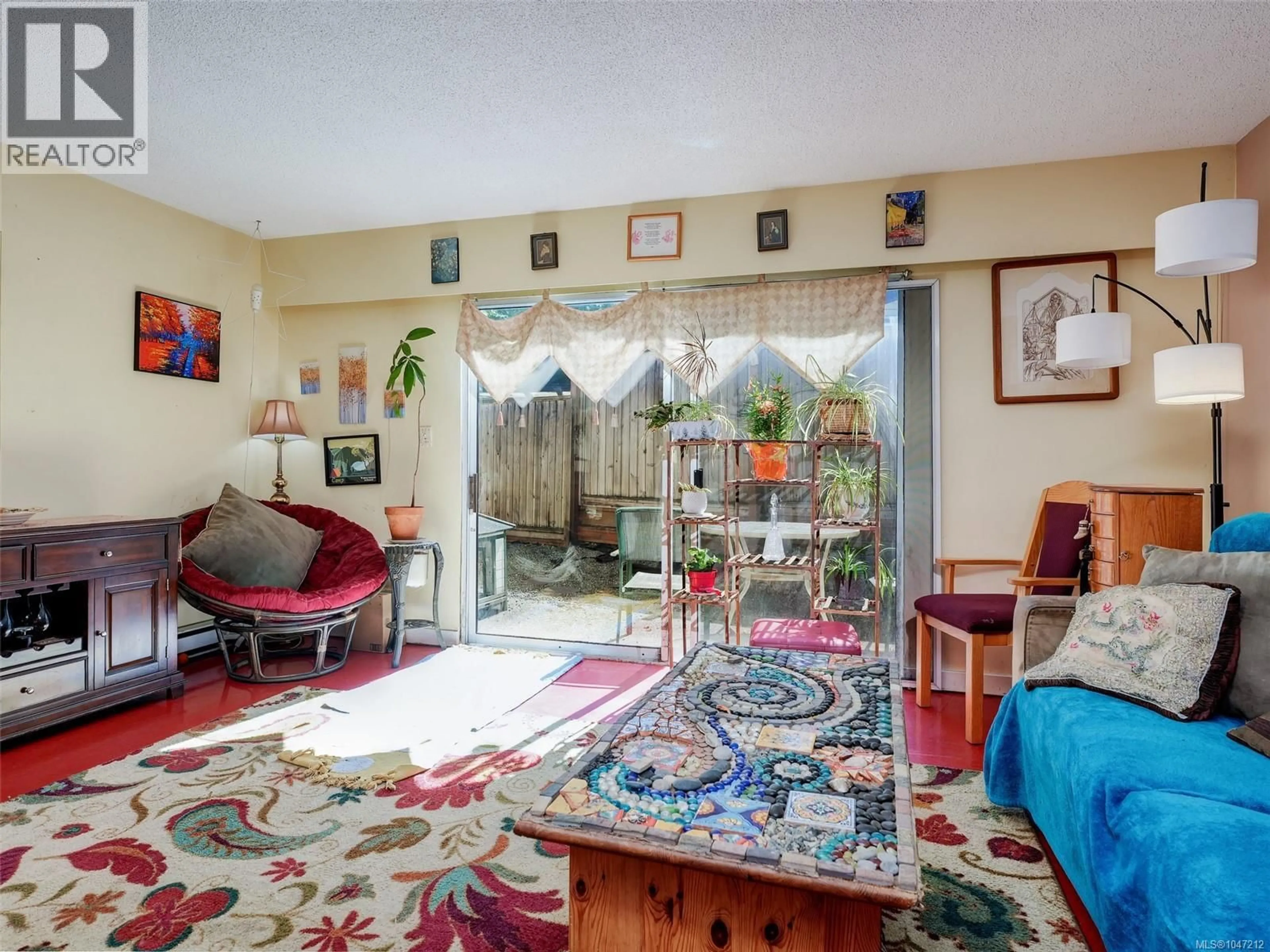 Living room with furniture, unknown for 3890 BRAEFOOT ROAD, Saanich British Columbia V8P3T2