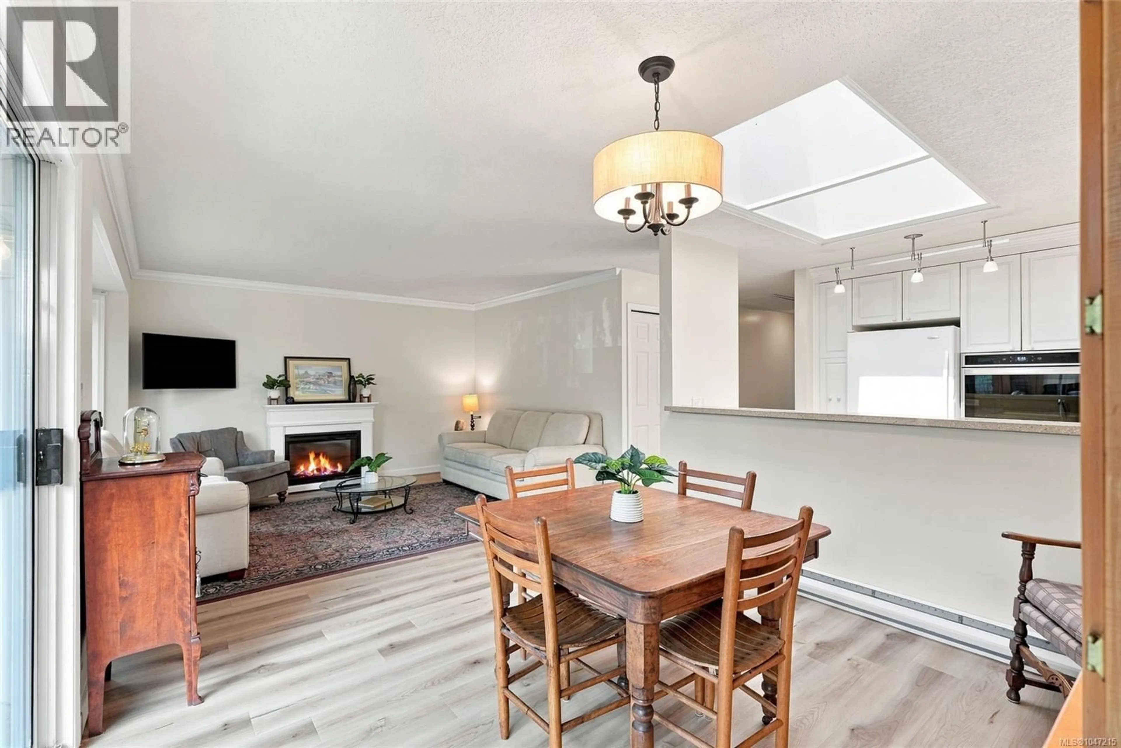 Living room with furniture, wood/laminate floor for 7 - 144 FOURTH AVENUE EAST, Qualicum Beach British Columbia V9K1N6