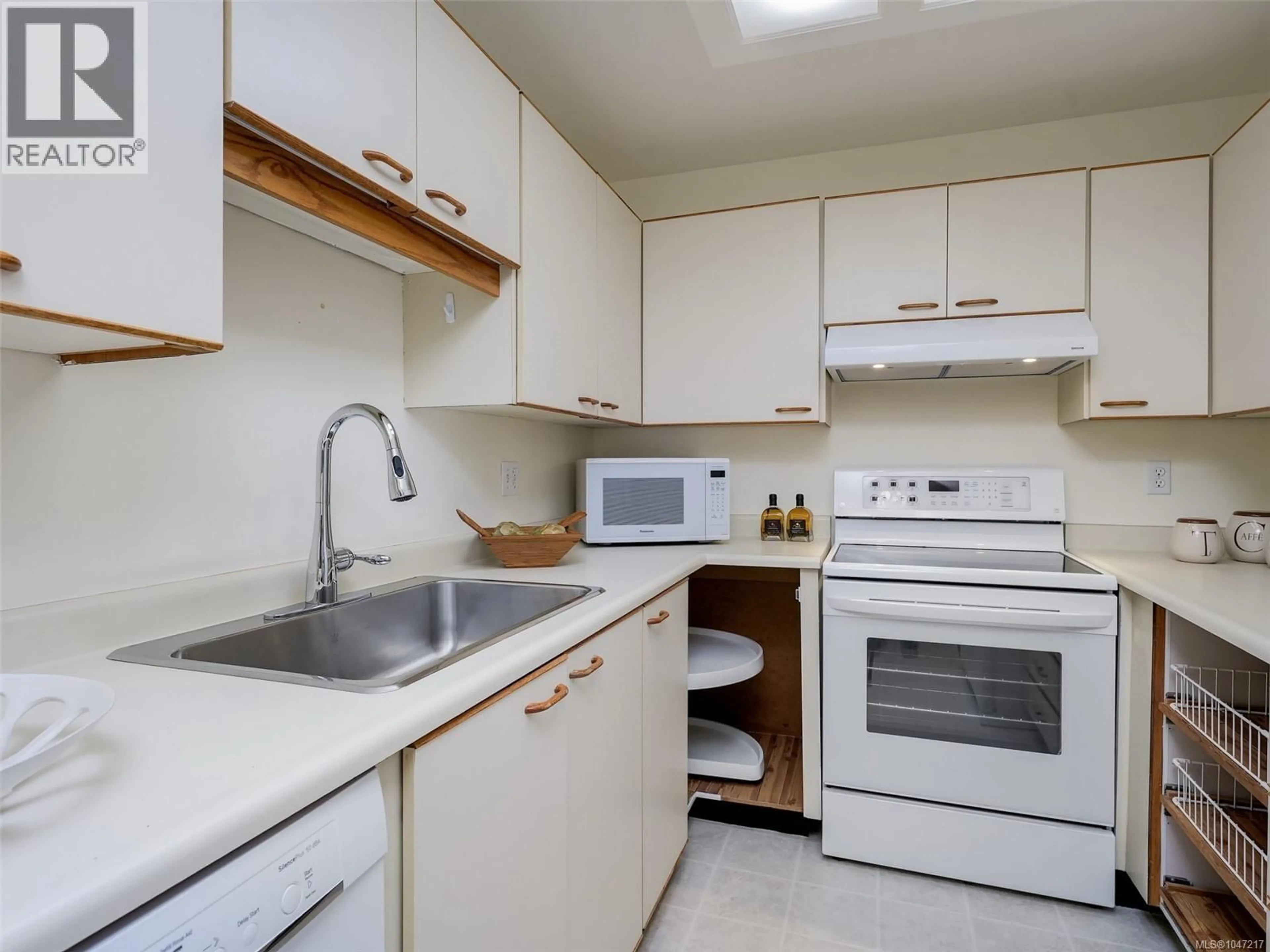 Standard kitchen, unknown for 203 - 1120 FAIRFIELD ROAD, Victoria British Columbia V8V3A7