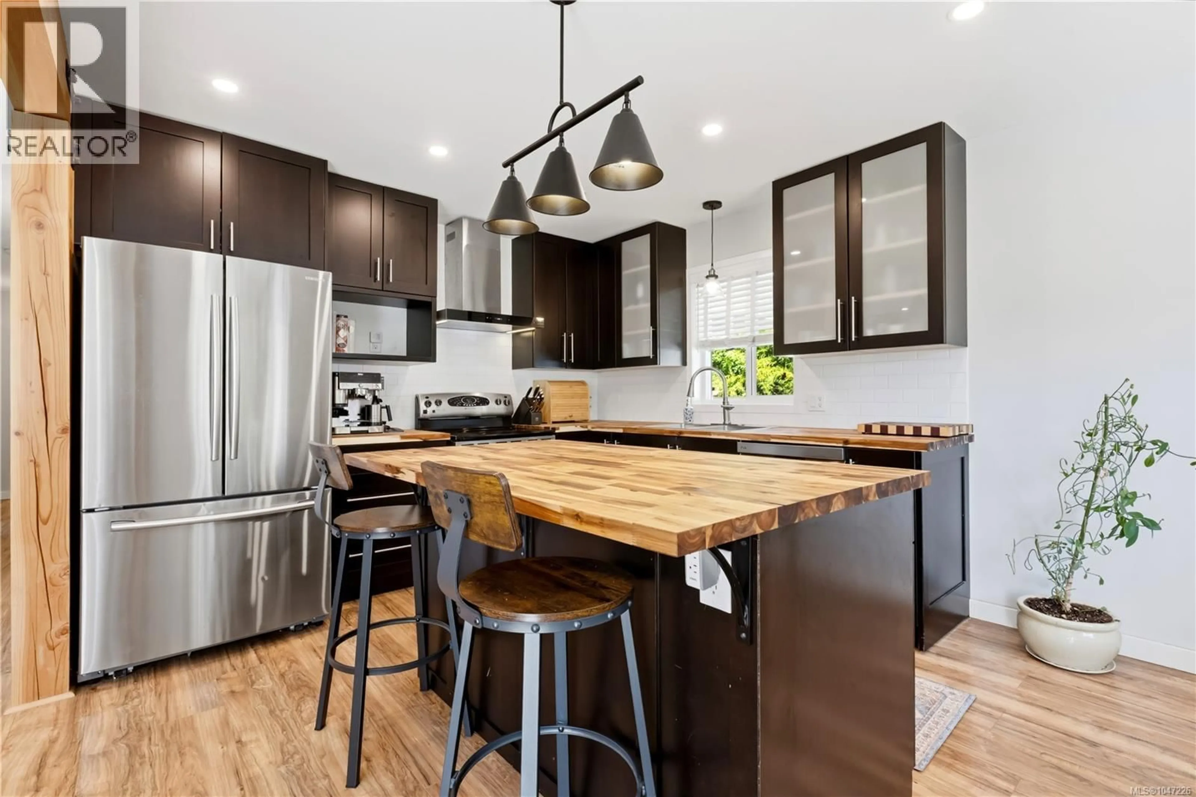 Contemporary kitchen, wood/laminate floor for 1704 HOLLY CRESCENT, Ucluelet British Columbia V0R3A0