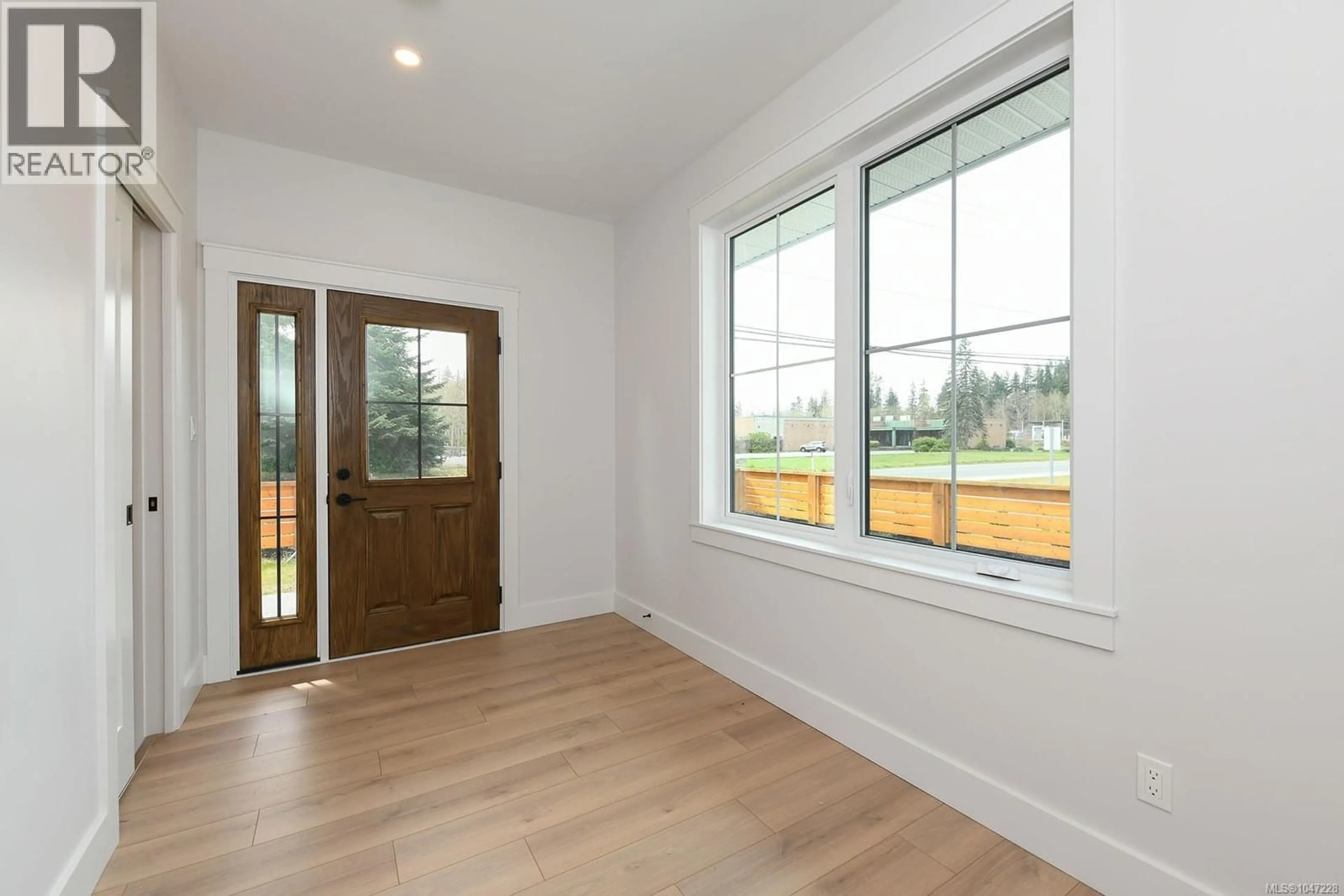 Indoor entryway for 1 - 1090 EVERGREEN ROAD, Campbell River British Columbia V9W3R9