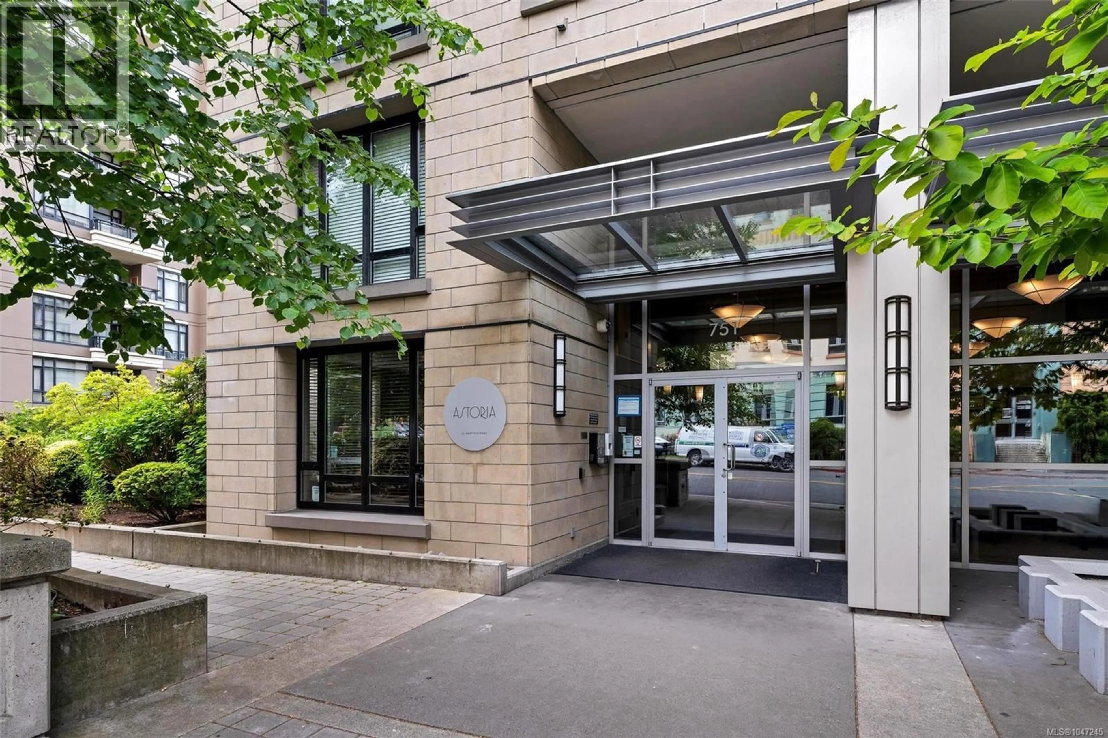 Indoor foyer for 1502 - 751 FAIRFIELD ROAD, Victoria British Columbia V8W4A4