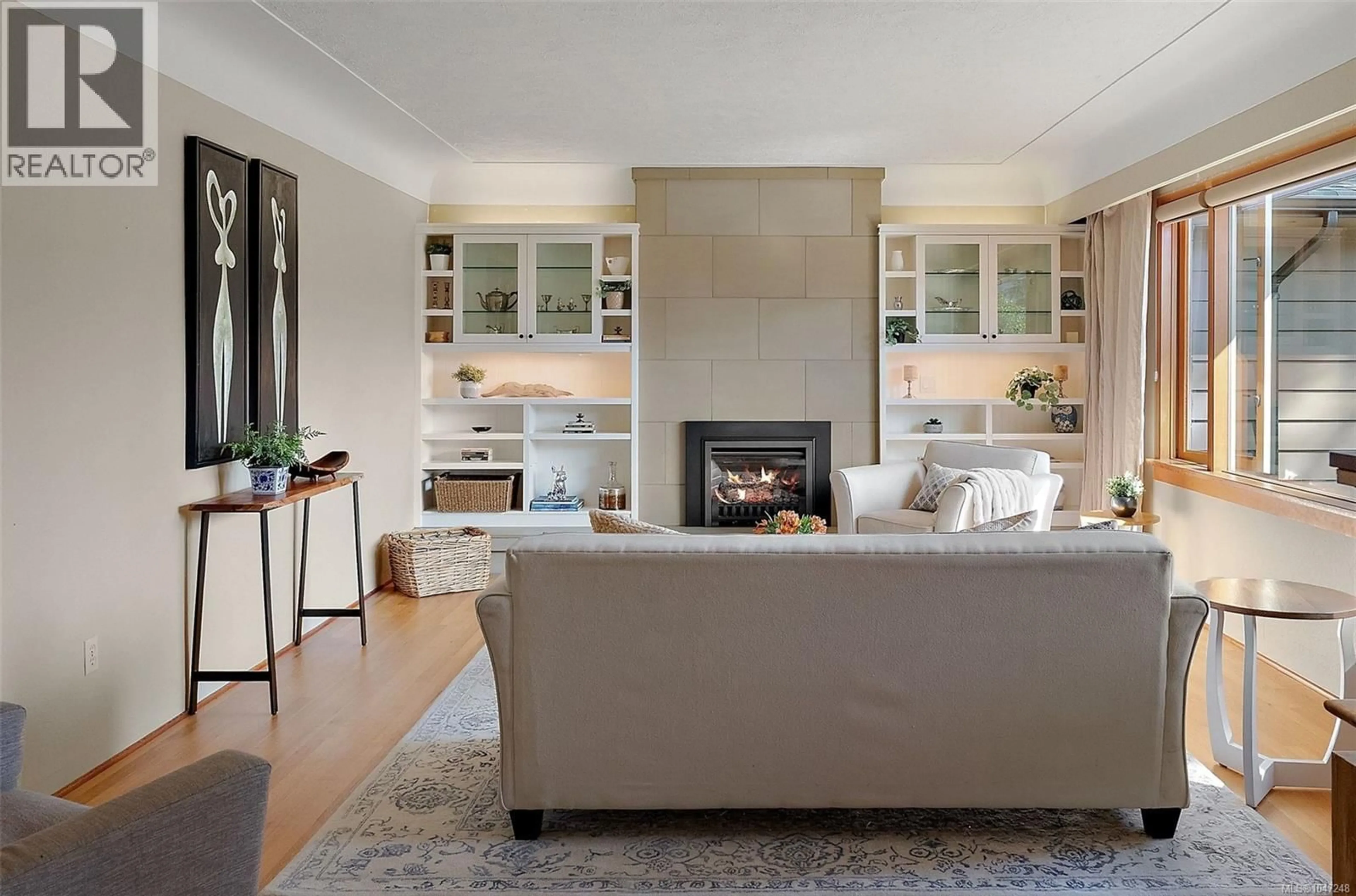 Living room with furniture, unknown for 1680 ASH ROAD, Saanich British Columbia V5C4B3