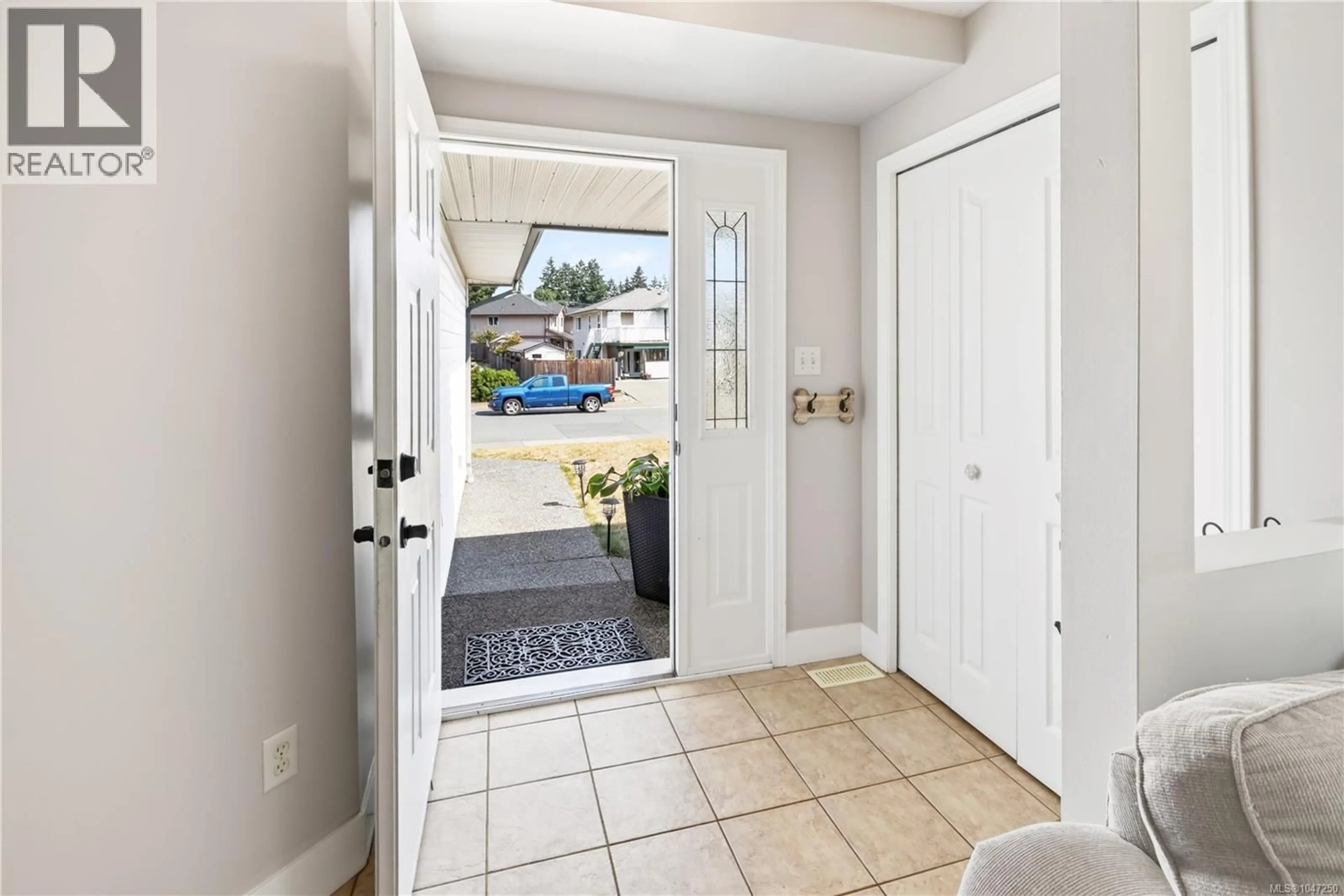 Indoor entryway for 2158 SUN VALLEY DRIVE, Nanaimo British Columbia V9T6K8