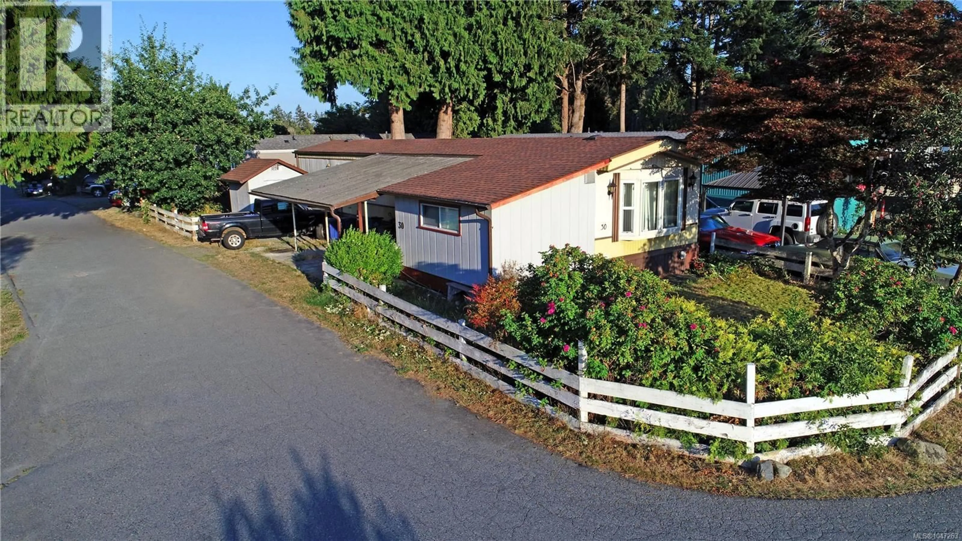 A pic from outside/outdoor area/front of a property/back of a property/a pic from drone, street for 30 - 971 DOUGLAS AVENUE, Nanaimo British Columbia V9R6C1