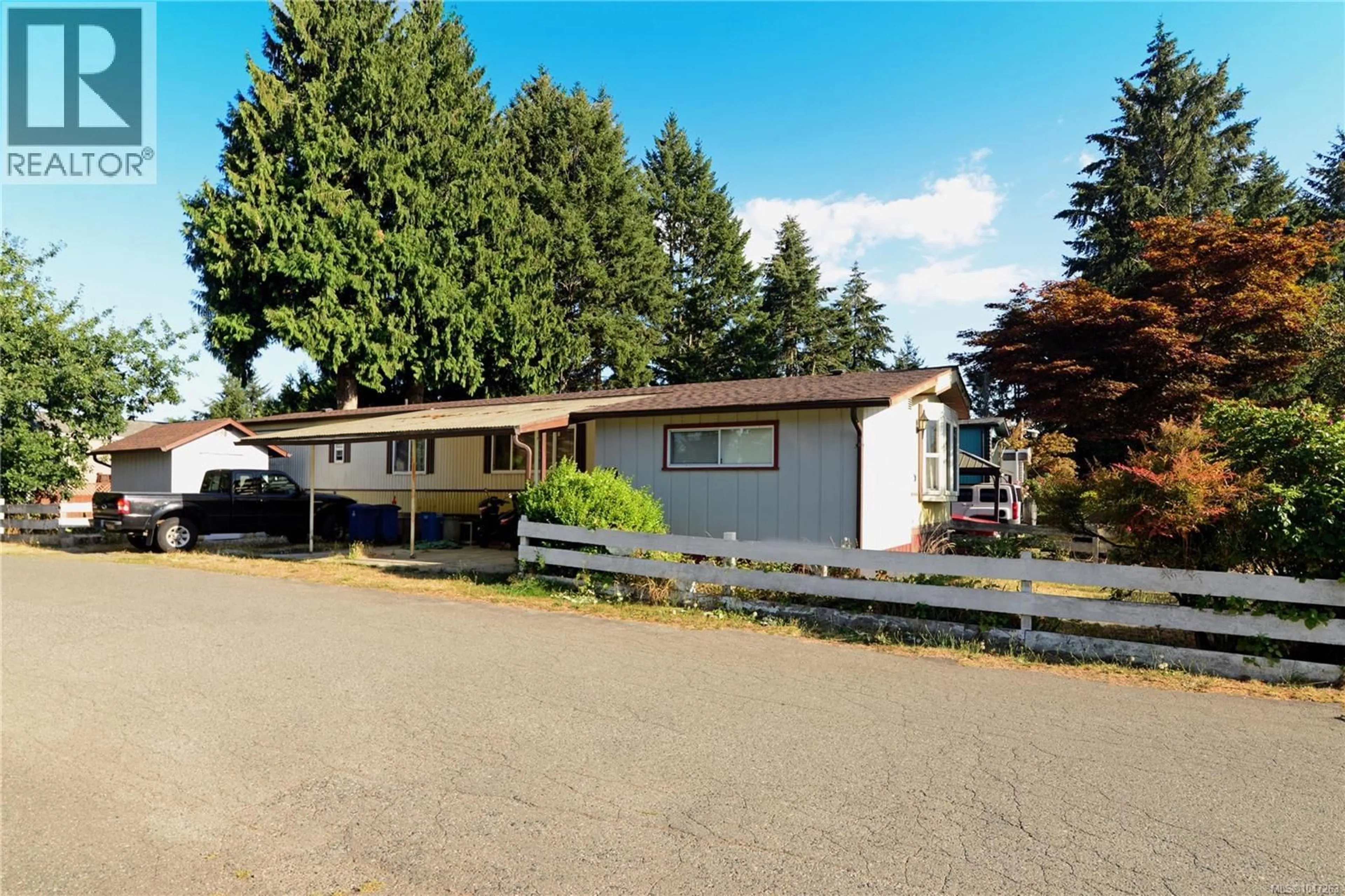 Home with vinyl exterior material, street for 30 - 971 DOUGLAS AVENUE, Nanaimo British Columbia V9R6C1