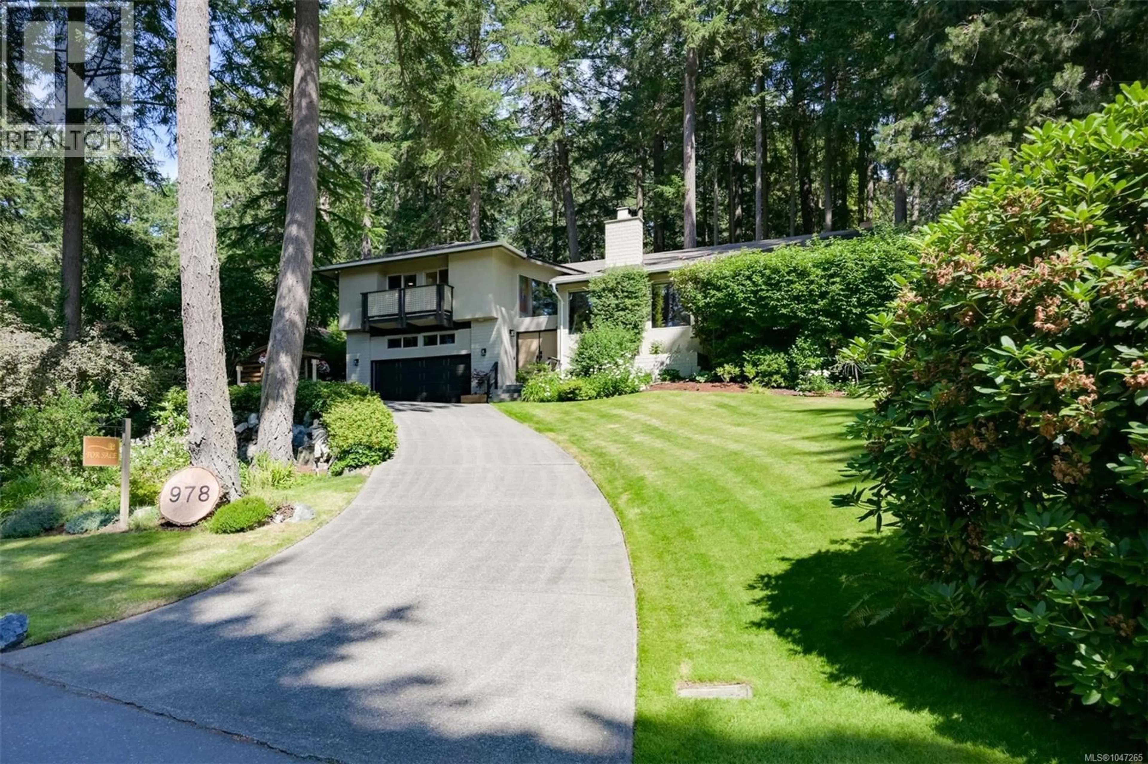 A pic from outside/outdoor area/front of a property/back of a property/a pic from drone, street for 978 FIR TREE GLEN, Saanich British Columbia V8X5B7