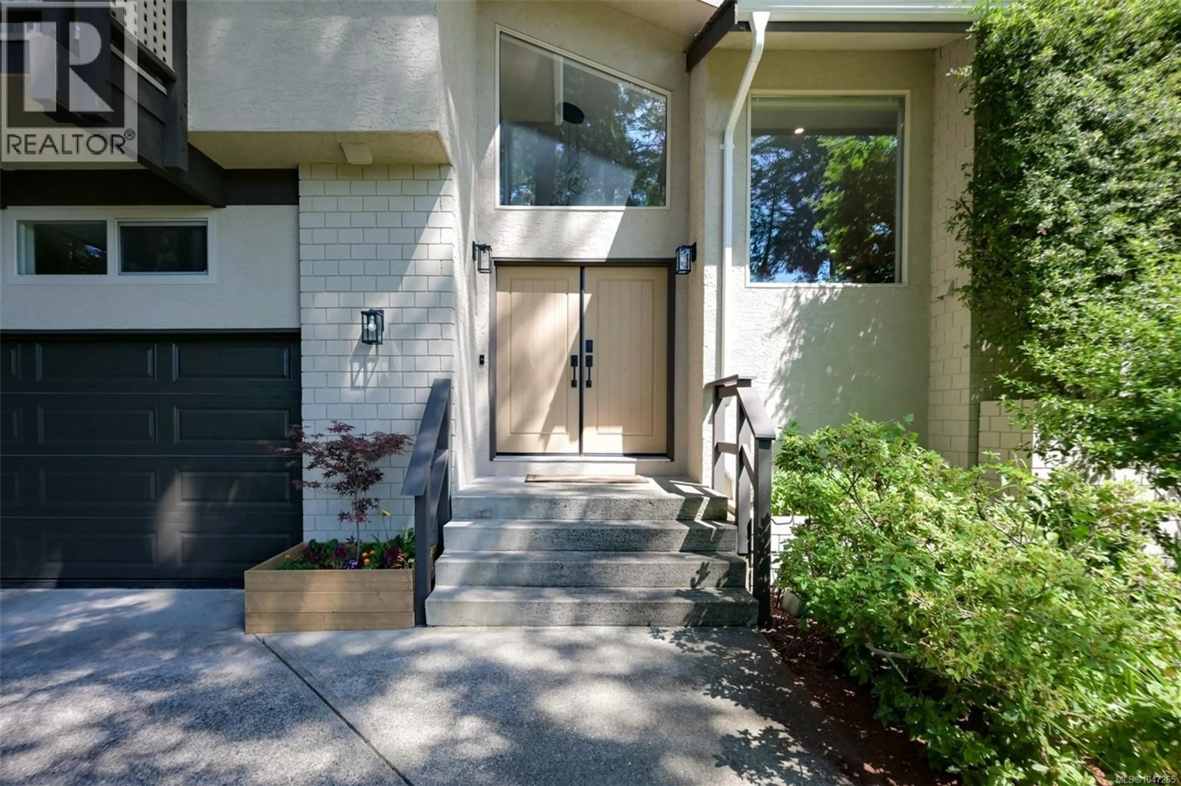 Indoor entryway for 978 FIR TREE GLEN, Saanich British Columbia V8X5B7