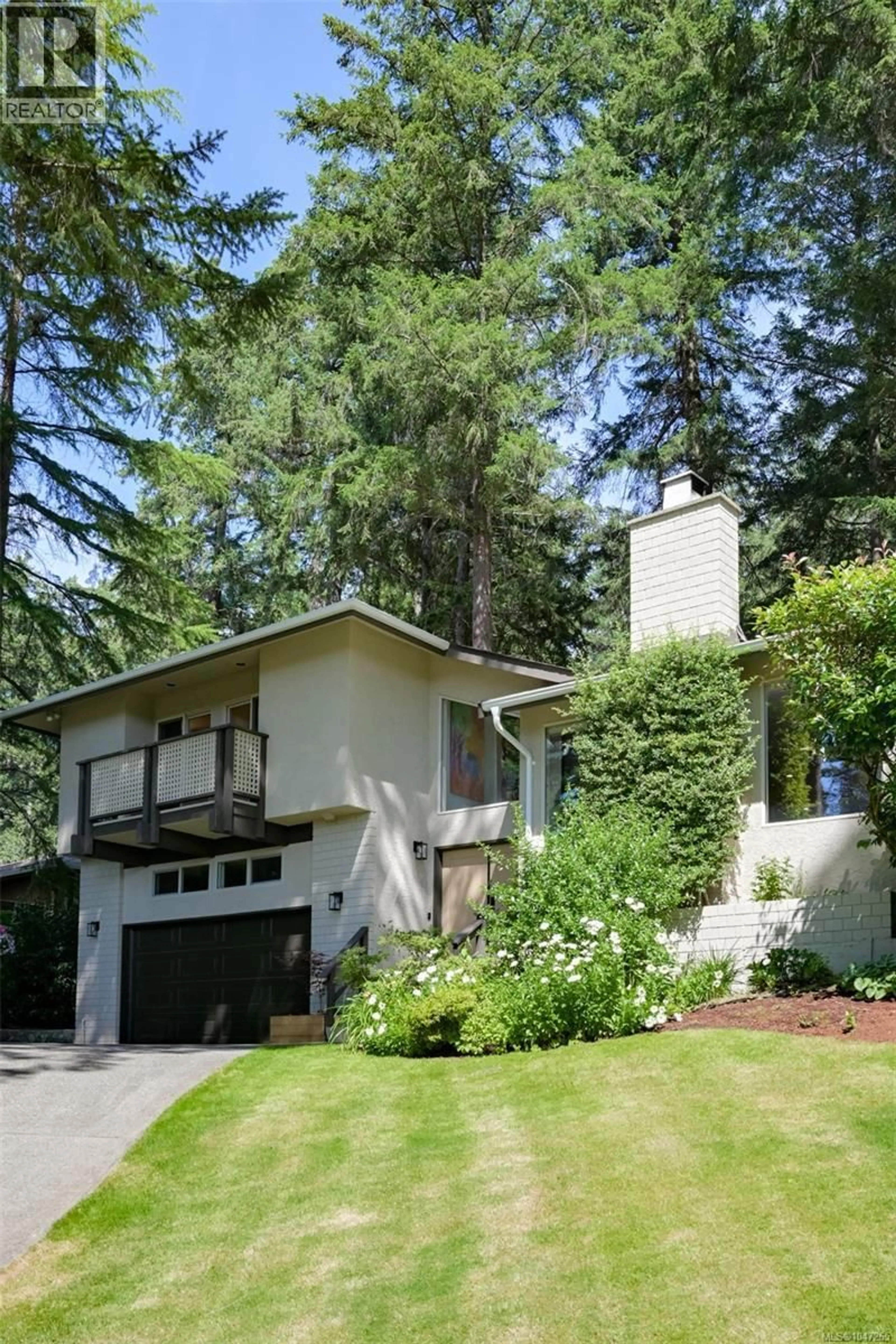 Home with vinyl exterior material, street for 978 FIR TREE GLEN, Saanich British Columbia V8X5B7
