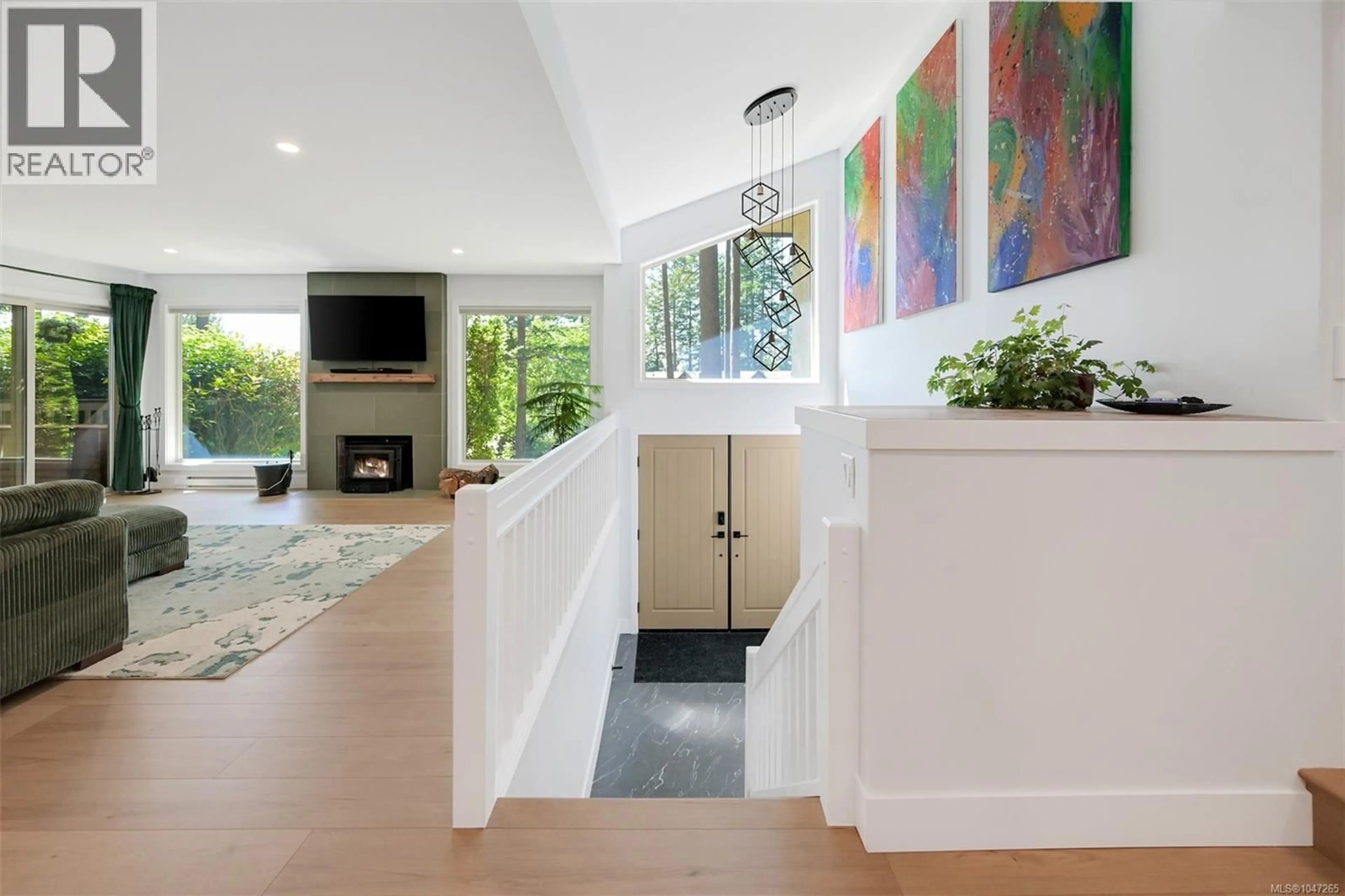 Indoor entryway for 978 FIR TREE GLEN, Saanich British Columbia V8X5B7