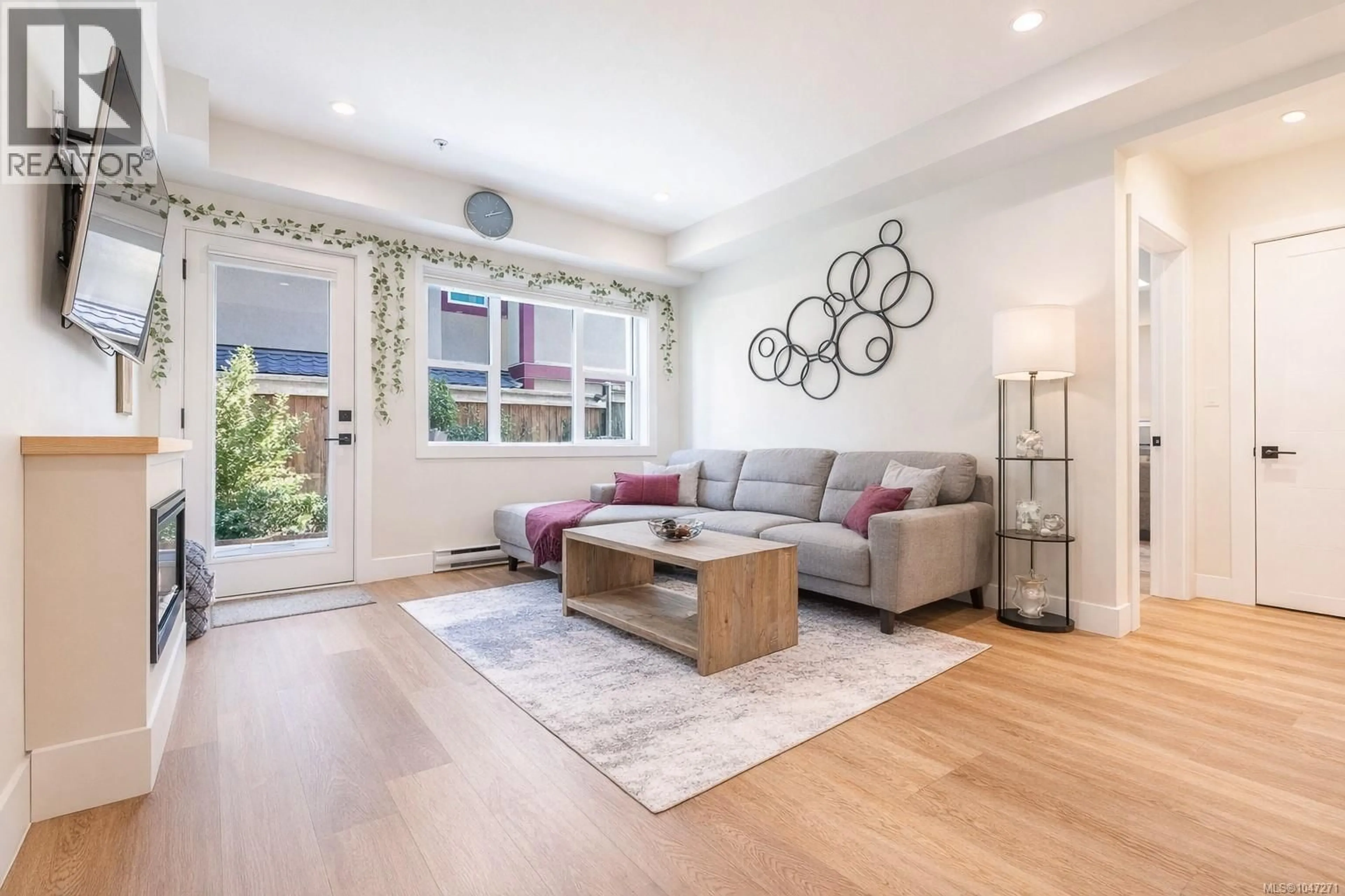 Living room with furniture, wood/laminate floor for 4 - 937 COLVILLE ROAD, Esquimalt British Columbia V9A4P4