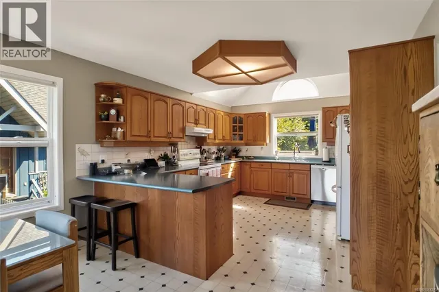 607 PFEIFFER CRESCENT, Tofino 5