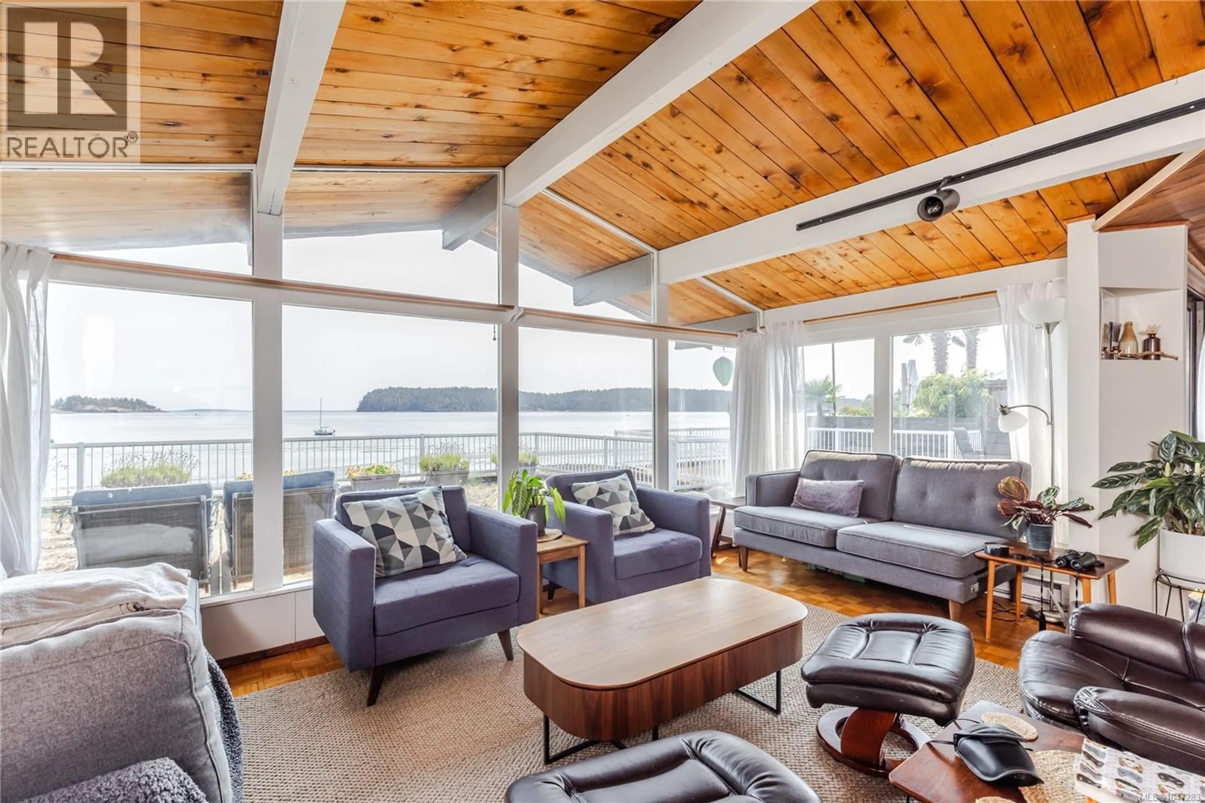 Living room with furniture, wood/laminate floor for 2640 RANDLE ROAD, Nanaimo British Columbia V9S3X2